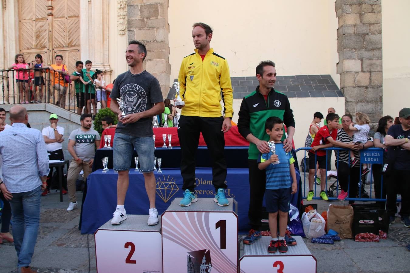 La Plaza de España de Jerez de los Caballeros acogió, ayer, la XXI Carrera Popular y VIII Caminata por la Salud y Solidaridad, organizada por la Concejalía de Juventud y Deportes del Ayuntamiento de Jerez con el apoyo del Programa de Dinamización Deportiva de la Mancomunidad Sierra Suroeste. Esta edición congregó a más de 250 participantes entre todas las categorías y se recaudaron 84 kilos de alimentos y 75 euros destinados a Cruz Roja en Jerez. La citada prueba se consagra, año tras año, como una de las citas deportivas ineludibles y más esperadas por los jerezanos y jerezanas. 