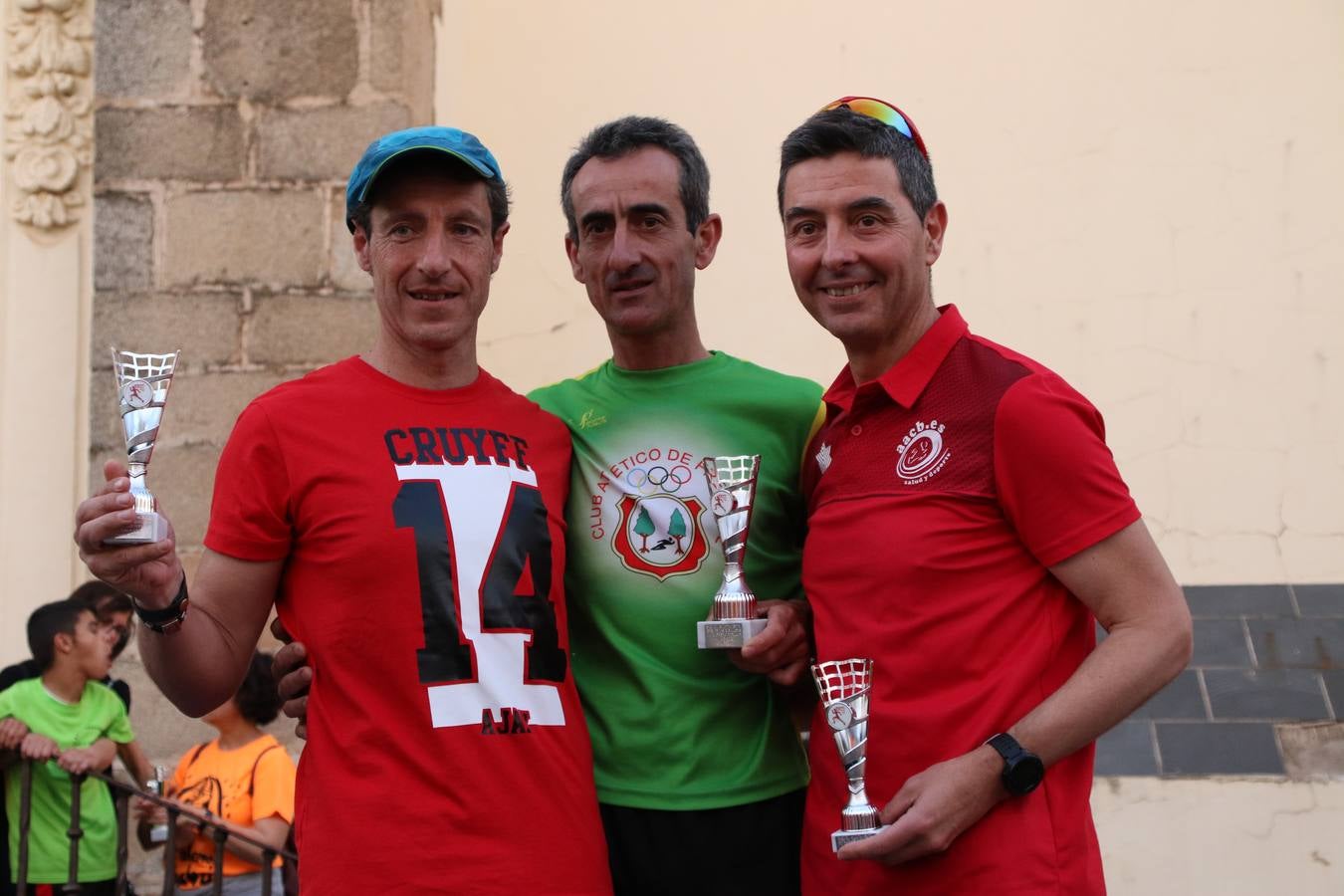 La Plaza de España de Jerez de los Caballeros acogió, ayer, la XXI Carrera Popular y VIII Caminata por la Salud y Solidaridad, organizada por la Concejalía de Juventud y Deportes del Ayuntamiento de Jerez con el apoyo del Programa de Dinamización Deportiva de la Mancomunidad Sierra Suroeste. Esta edición congregó a más de 250 participantes entre todas las categorías y se recaudaron 84 kilos de alimentos y 75 euros destinados a Cruz Roja en Jerez. La citada prueba se consagra, año tras año, como una de las citas deportivas ineludibles y más esperadas por los jerezanos y jerezanas. 