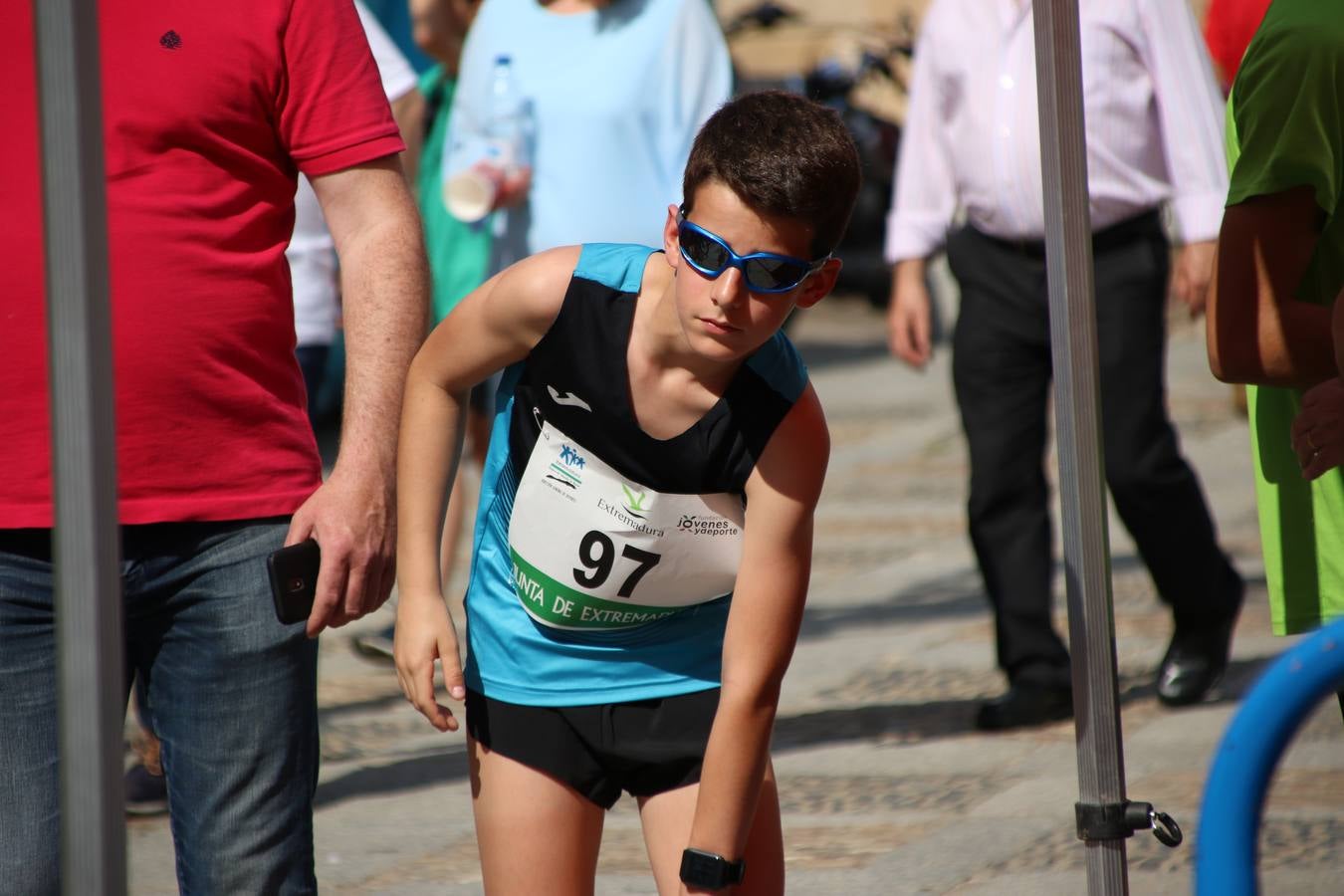 La Plaza de España de Jerez de los Caballeros acogió, ayer, la XXI Carrera Popular y VIII Caminata por la Salud y Solidaridad, organizada por la Concejalía de Juventud y Deportes del Ayuntamiento de Jerez con el apoyo del Programa de Dinamización Deportiva de la Mancomunidad Sierra Suroeste. Esta edición congregó a más de 250 participantes entre todas las categorías y se recaudaron 84 kilos de alimentos y 75 euros destinados a Cruz Roja en Jerez. La citada prueba se consagra, año tras año, como una de las citas deportivas ineludibles y más esperadas por los jerezanos y jerezanas. 