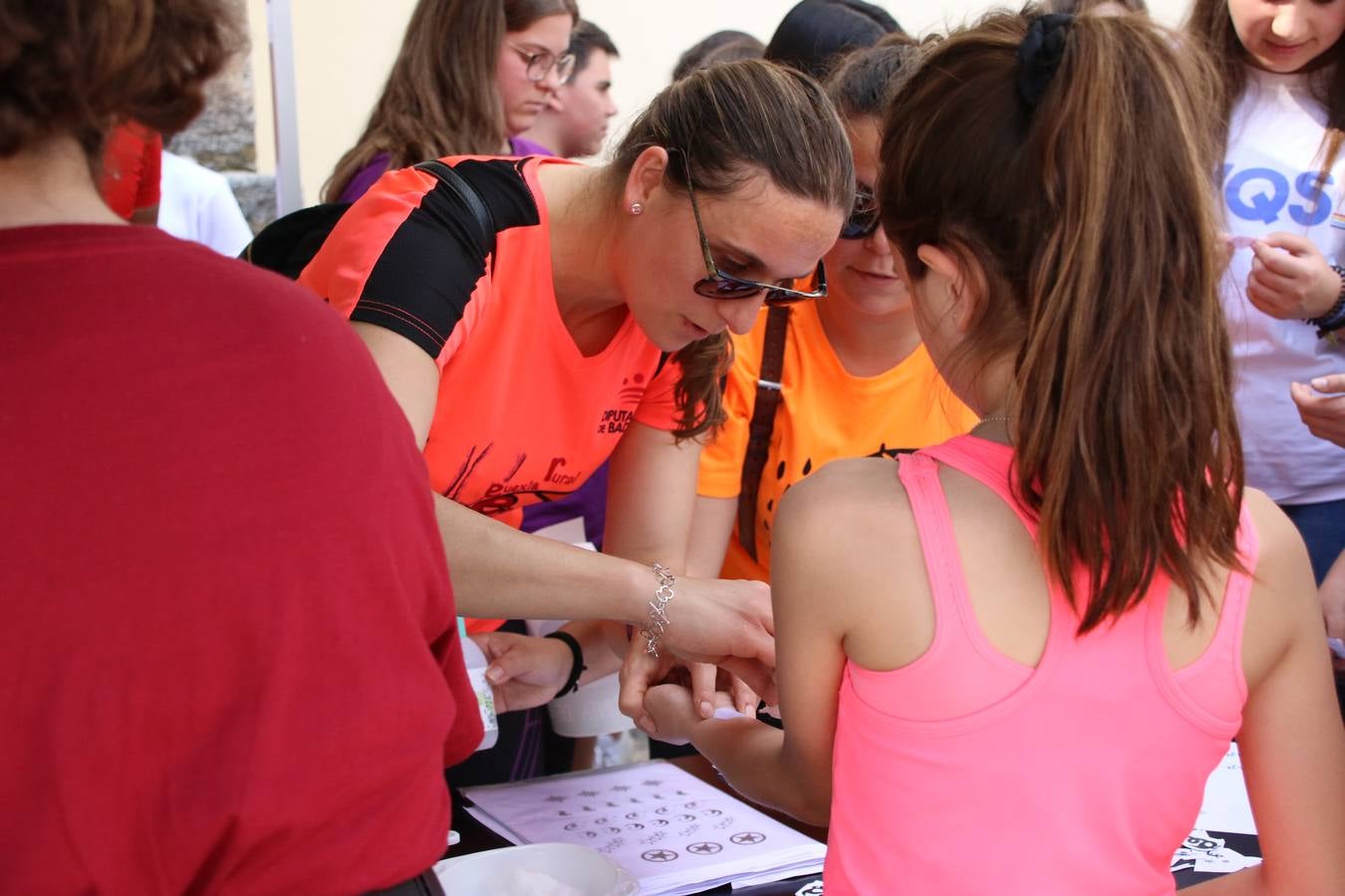 La Plaza de España de Jerez de los Caballeros acogió, ayer, la XXI Carrera Popular y VIII Caminata por la Salud y Solidaridad, organizada por la Concejalía de Juventud y Deportes del Ayuntamiento de Jerez con el apoyo del Programa de Dinamización Deportiva de la Mancomunidad Sierra Suroeste. Esta edición congregó a más de 250 participantes entre todas las categorías y se recaudaron 84 kilos de alimentos y 75 euros destinados a Cruz Roja en Jerez. La citada prueba se consagra, año tras año, como una de las citas deportivas ineludibles y más esperadas por los jerezanos y jerezanas. 