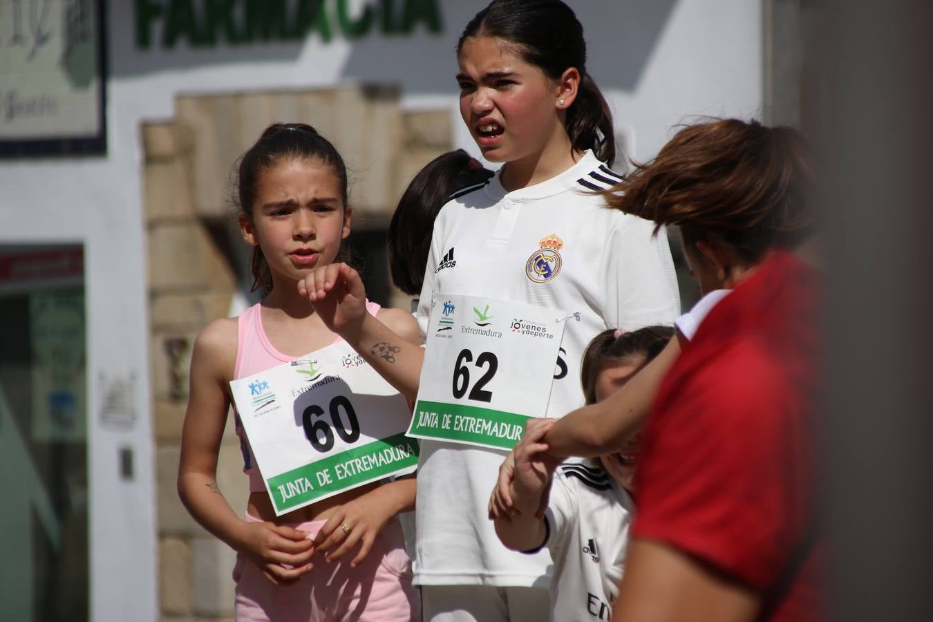La Plaza de España de Jerez de los Caballeros acogió, ayer, la XXI Carrera Popular y VIII Caminata por la Salud y Solidaridad, organizada por la Concejalía de Juventud y Deportes del Ayuntamiento de Jerez con el apoyo del Programa de Dinamización Deportiva de la Mancomunidad Sierra Suroeste. Esta edición congregó a más de 250 participantes entre todas las categorías y se recaudaron 84 kilos de alimentos y 75 euros destinados a Cruz Roja en Jerez. La citada prueba se consagra, año tras año, como una de las citas deportivas ineludibles y más esperadas por los jerezanos y jerezanas. 