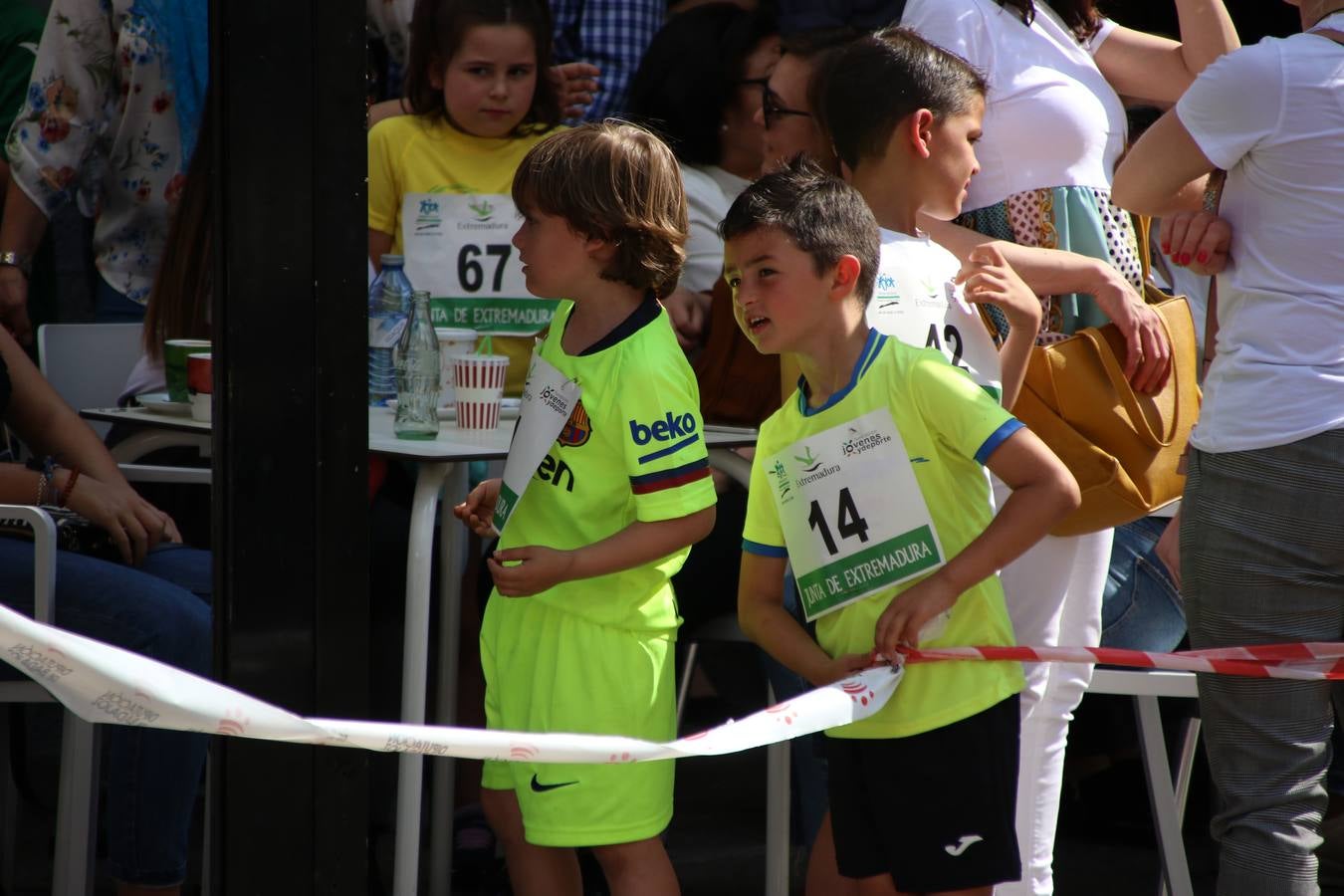 La Plaza de España de Jerez de los Caballeros acogió, ayer, la XXI Carrera Popular y VIII Caminata por la Salud y Solidaridad, organizada por la Concejalía de Juventud y Deportes del Ayuntamiento de Jerez con el apoyo del Programa de Dinamización Deportiva de la Mancomunidad Sierra Suroeste. Esta edición congregó a más de 250 participantes entre todas las categorías y se recaudaron 84 kilos de alimentos y 75 euros destinados a Cruz Roja en Jerez. La citada prueba se consagra, año tras año, como una de las citas deportivas ineludibles y más esperadas por los jerezanos y jerezanas. 