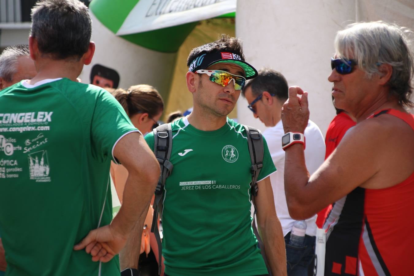 La Plaza de España de Jerez de los Caballeros acogió, ayer, la XXI Carrera Popular y VIII Caminata por la Salud y Solidaridad, organizada por la Concejalía de Juventud y Deportes del Ayuntamiento de Jerez con el apoyo del Programa de Dinamización Deportiva de la Mancomunidad Sierra Suroeste. Esta edición congregó a más de 250 participantes entre todas las categorías y se recaudaron 84 kilos de alimentos y 75 euros destinados a Cruz Roja en Jerez. La citada prueba se consagra, año tras año, como una de las citas deportivas ineludibles y más esperadas por los jerezanos y jerezanas. 