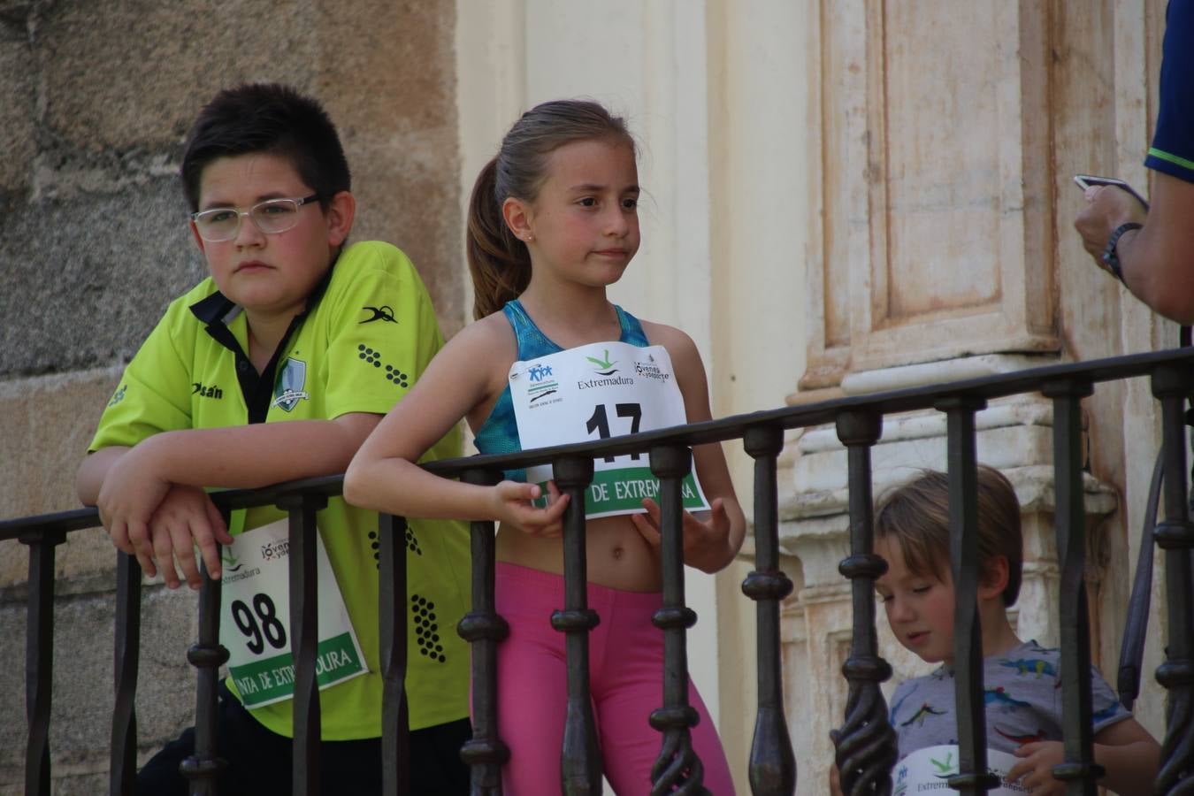 La Plaza de España de Jerez de los Caballeros acogió, ayer, la XXI Carrera Popular y VIII Caminata por la Salud y Solidaridad, organizada por la Concejalía de Juventud y Deportes del Ayuntamiento de Jerez con el apoyo del Programa de Dinamización Deportiva de la Mancomunidad Sierra Suroeste. Esta edición congregó a más de 250 participantes entre todas las categorías y se recaudaron 84 kilos de alimentos y 75 euros destinados a Cruz Roja en Jerez. La citada prueba se consagra, año tras año, como una de las citas deportivas ineludibles y más esperadas por los jerezanos y jerezanas. 