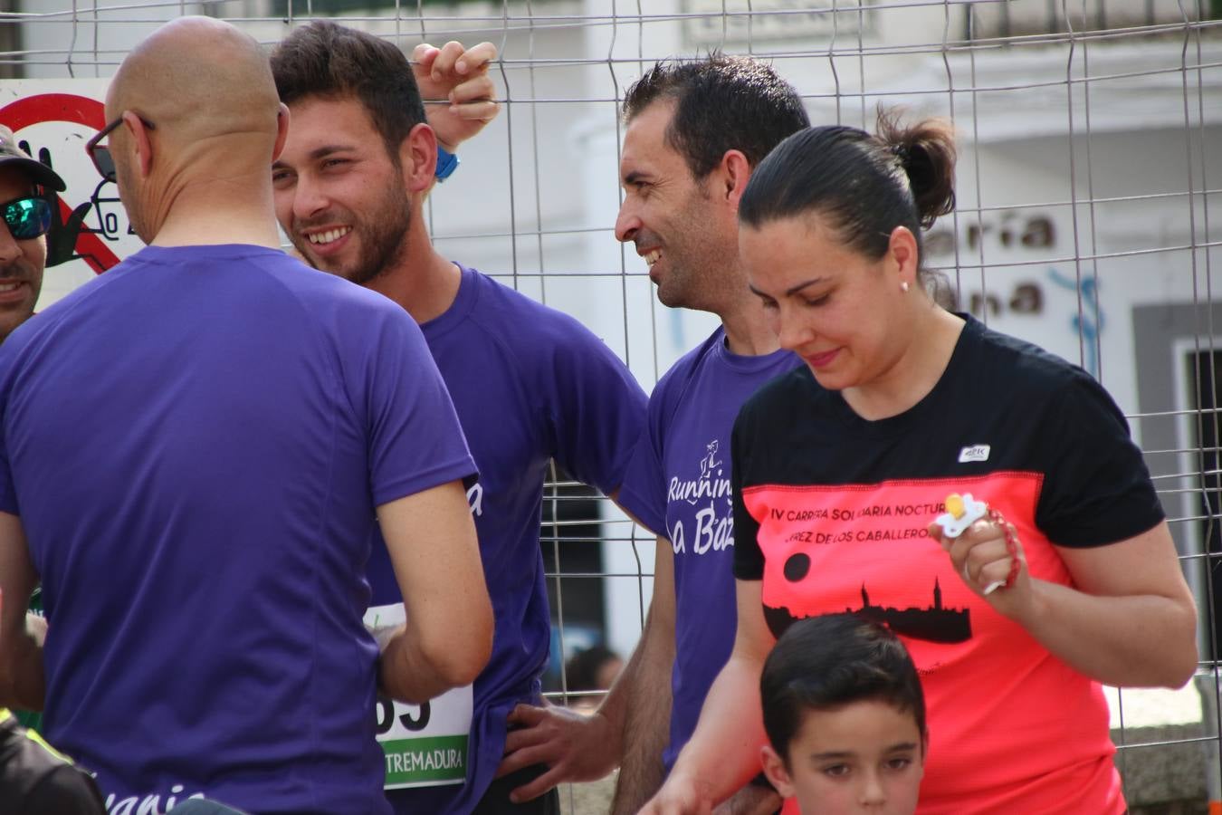 La Plaza de España de Jerez de los Caballeros acogió, ayer, la XXI Carrera Popular y VIII Caminata por la Salud y Solidaridad, organizada por la Concejalía de Juventud y Deportes del Ayuntamiento de Jerez con el apoyo del Programa de Dinamización Deportiva de la Mancomunidad Sierra Suroeste. Esta edición congregó a más de 250 participantes entre todas las categorías y se recaudaron 84 kilos de alimentos y 75 euros destinados a Cruz Roja en Jerez. La citada prueba se consagra, año tras año, como una de las citas deportivas ineludibles y más esperadas por los jerezanos y jerezanas. 