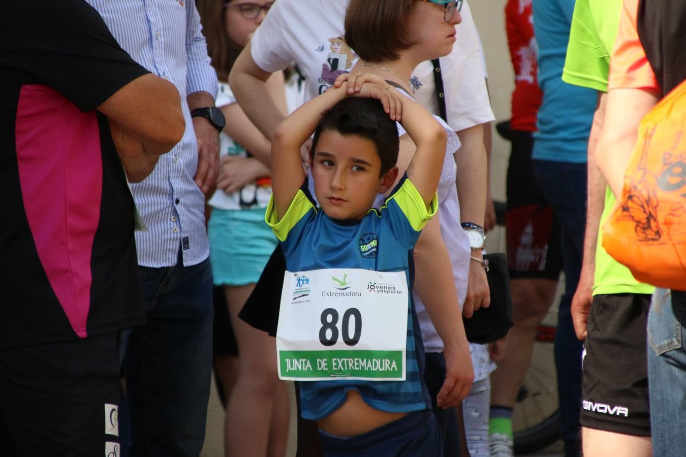 La Plaza de España de Jerez de los Caballeros acogió, ayer, la XXI Carrera Popular y VIII Caminata por la Salud y Solidaridad, organizada por la Concejalía de Juventud y Deportes del Ayuntamiento de Jerez con el apoyo del Programa de Dinamización Deportiva de la Mancomunidad Sierra Suroeste. Esta edición congregó a más de 250 participantes entre todas las categorías y se recaudaron 84 kilos de alimentos y 75 euros destinados a Cruz Roja en Jerez. La citada prueba se consagra, año tras año, como una de las citas deportivas ineludibles y más esperadas por los jerezanos y jerezanas. 