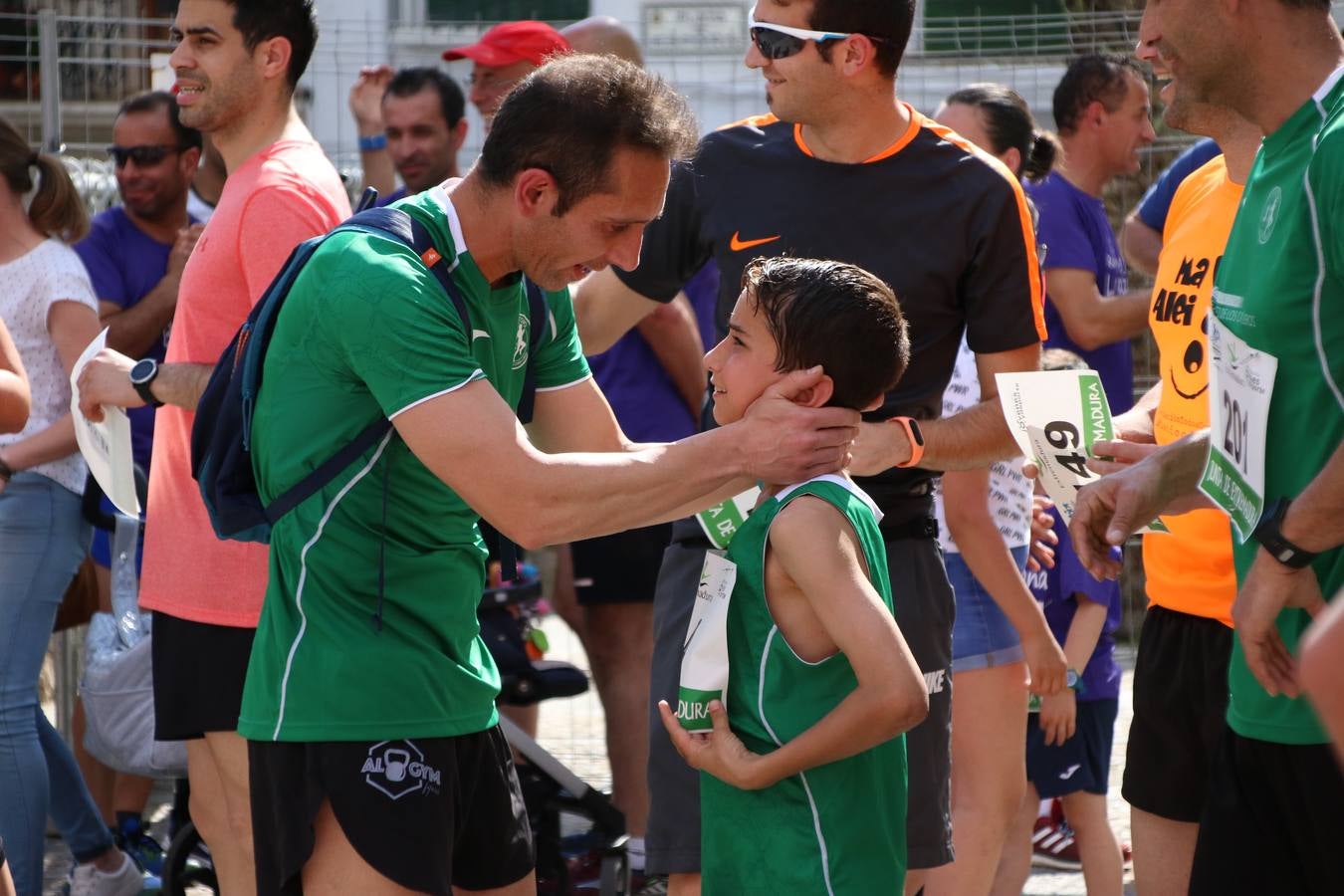 La Plaza de España de Jerez de los Caballeros acogió, ayer, la XXI Carrera Popular y VIII Caminata por la Salud y Solidaridad, organizada por la Concejalía de Juventud y Deportes del Ayuntamiento de Jerez con el apoyo del Programa de Dinamización Deportiva de la Mancomunidad Sierra Suroeste. Esta edición congregó a más de 250 participantes entre todas las categorías y se recaudaron 84 kilos de alimentos y 75 euros destinados a Cruz Roja en Jerez. La citada prueba se consagra, año tras año, como una de las citas deportivas ineludibles y más esperadas por los jerezanos y jerezanas. 