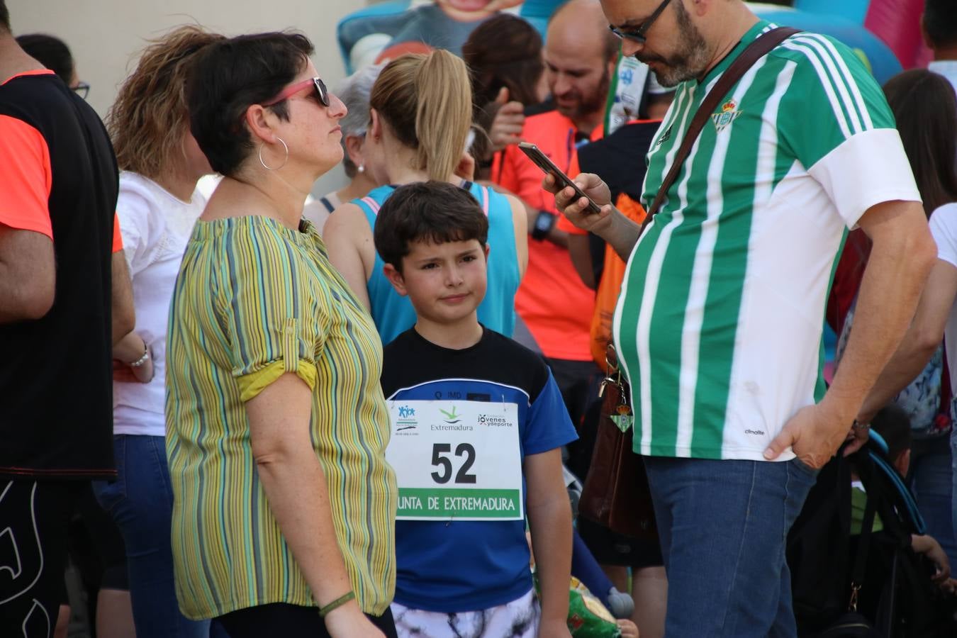 La Plaza de España de Jerez de los Caballeros acogió, ayer, la XXI Carrera Popular y VIII Caminata por la Salud y Solidaridad, organizada por la Concejalía de Juventud y Deportes del Ayuntamiento de Jerez con el apoyo del Programa de Dinamización Deportiva de la Mancomunidad Sierra Suroeste. Esta edición congregó a más de 250 participantes entre todas las categorías y se recaudaron 84 kilos de alimentos y 75 euros destinados a Cruz Roja en Jerez. La citada prueba se consagra, año tras año, como una de las citas deportivas ineludibles y más esperadas por los jerezanos y jerezanas. 