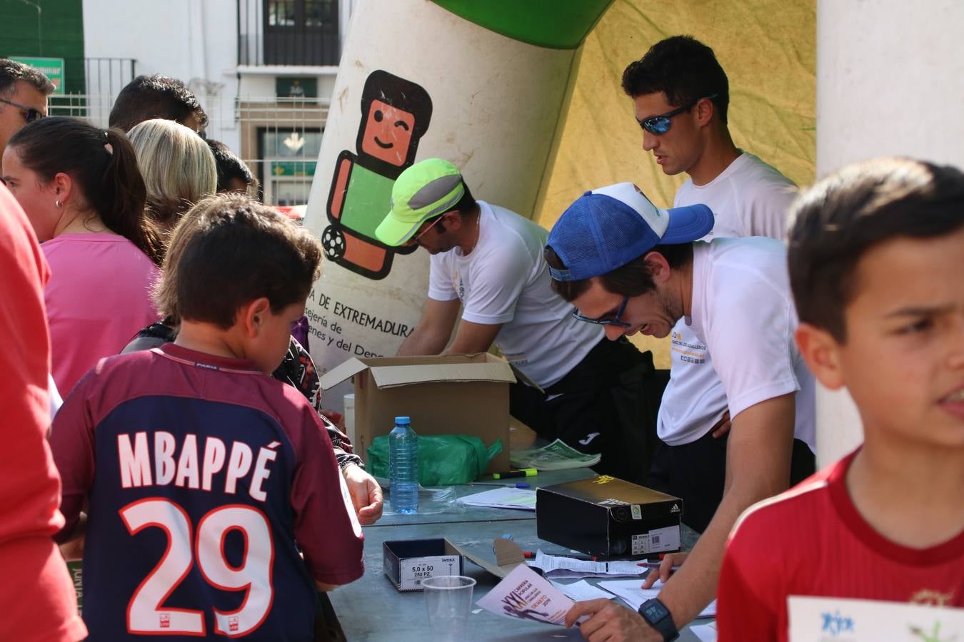 La Plaza de España de Jerez de los Caballeros acogió, ayer, la XXI Carrera Popular y VIII Caminata por la Salud y Solidaridad, organizada por la Concejalía de Juventud y Deportes del Ayuntamiento de Jerez con el apoyo del Programa de Dinamización Deportiva de la Mancomunidad Sierra Suroeste. Esta edición congregó a más de 250 participantes entre todas las categorías y se recaudaron 84 kilos de alimentos y 75 euros destinados a Cruz Roja en Jerez. La citada prueba se consagra, año tras año, como una de las citas deportivas ineludibles y más esperadas por los jerezanos y jerezanas. 