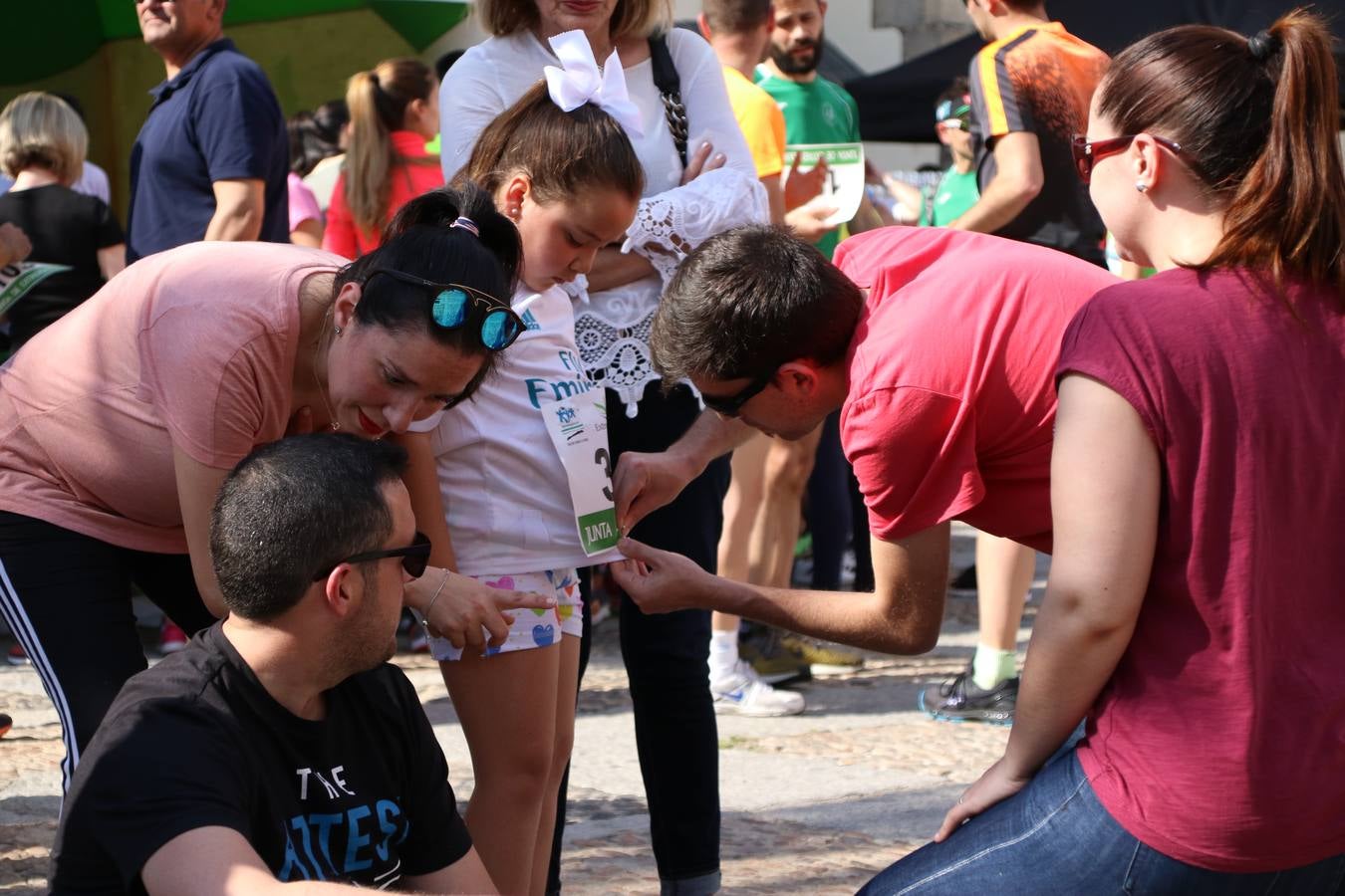 La Plaza de España de Jerez de los Caballeros acogió, ayer, la XXI Carrera Popular y VIII Caminata por la Salud y Solidaridad, organizada por la Concejalía de Juventud y Deportes del Ayuntamiento de Jerez con el apoyo del Programa de Dinamización Deportiva de la Mancomunidad Sierra Suroeste. Esta edición congregó a más de 250 participantes entre todas las categorías y se recaudaron 84 kilos de alimentos y 75 euros destinados a Cruz Roja en Jerez. La citada prueba se consagra, año tras año, como una de las citas deportivas ineludibles y más esperadas por los jerezanos y jerezanas. 
