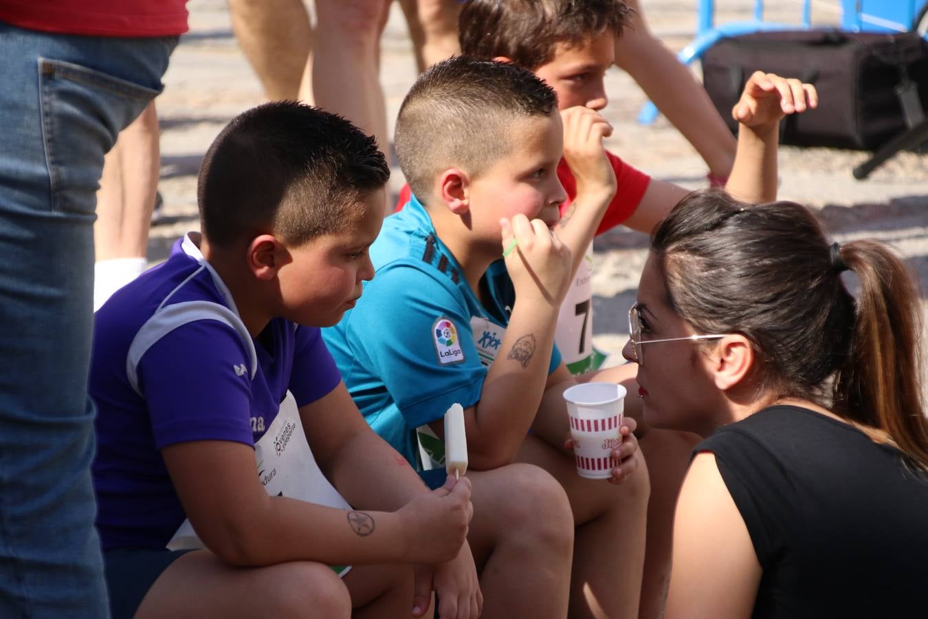 La Plaza de España de Jerez de los Caballeros acogió, ayer, la XXI Carrera Popular y VIII Caminata por la Salud y Solidaridad, organizada por la Concejalía de Juventud y Deportes del Ayuntamiento de Jerez con el apoyo del Programa de Dinamización Deportiva de la Mancomunidad Sierra Suroeste. Esta edición congregó a más de 250 participantes entre todas las categorías y se recaudaron 84 kilos de alimentos y 75 euros destinados a Cruz Roja en Jerez. La citada prueba se consagra, año tras año, como una de las citas deportivas ineludibles y más esperadas por los jerezanos y jerezanas. 