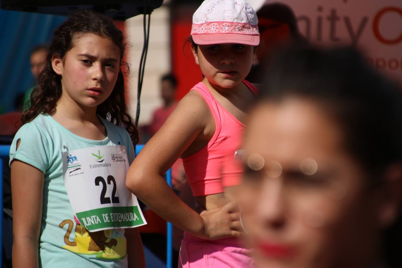 La Plaza de España de Jerez de los Caballeros acogió, ayer, la XXI Carrera Popular y VIII Caminata por la Salud y Solidaridad, organizada por la Concejalía de Juventud y Deportes del Ayuntamiento de Jerez con el apoyo del Programa de Dinamización Deportiva de la Mancomunidad Sierra Suroeste. Esta edición congregó a más de 250 participantes entre todas las categorías y se recaudaron 84 kilos de alimentos y 75 euros destinados a Cruz Roja en Jerez. La citada prueba se consagra, año tras año, como una de las citas deportivas ineludibles y más esperadas por los jerezanos y jerezanas. 