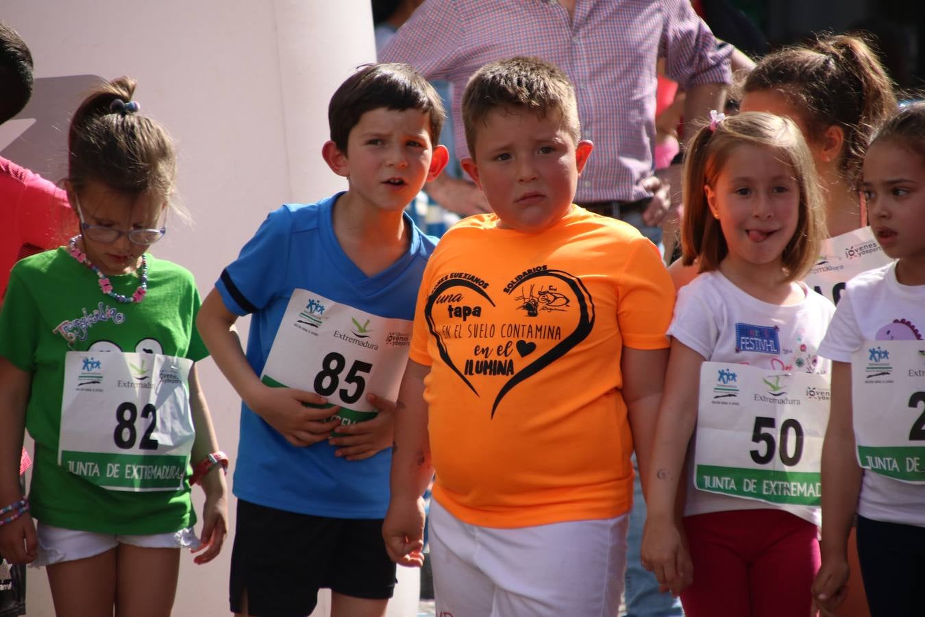 La Plaza de España de Jerez de los Caballeros acogió, ayer, la XXI Carrera Popular y VIII Caminata por la Salud y Solidaridad, organizada por la Concejalía de Juventud y Deportes del Ayuntamiento de Jerez con el apoyo del Programa de Dinamización Deportiva de la Mancomunidad Sierra Suroeste. Esta edición congregó a más de 250 participantes entre todas las categorías y se recaudaron 84 kilos de alimentos y 75 euros destinados a Cruz Roja en Jerez. La citada prueba se consagra, año tras año, como una de las citas deportivas ineludibles y más esperadas por los jerezanos y jerezanas. 