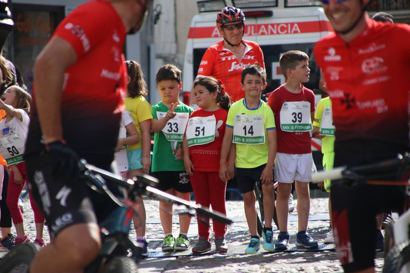 La Plaza de España de Jerez de los Caballeros acogió, ayer, la XXI Carrera Popular y VIII Caminata por la Salud y Solidaridad, organizada por la Concejalía de Juventud y Deportes del Ayuntamiento de Jerez con el apoyo del Programa de Dinamización Deportiva de la Mancomunidad Sierra Suroeste. Esta edición congregó a más de 250 participantes entre todas las categorías y se recaudaron 84 kilos de alimentos y 75 euros destinados a Cruz Roja en Jerez. La citada prueba se consagra, año tras año, como una de las citas deportivas ineludibles y más esperadas por los jerezanos y jerezanas. 
