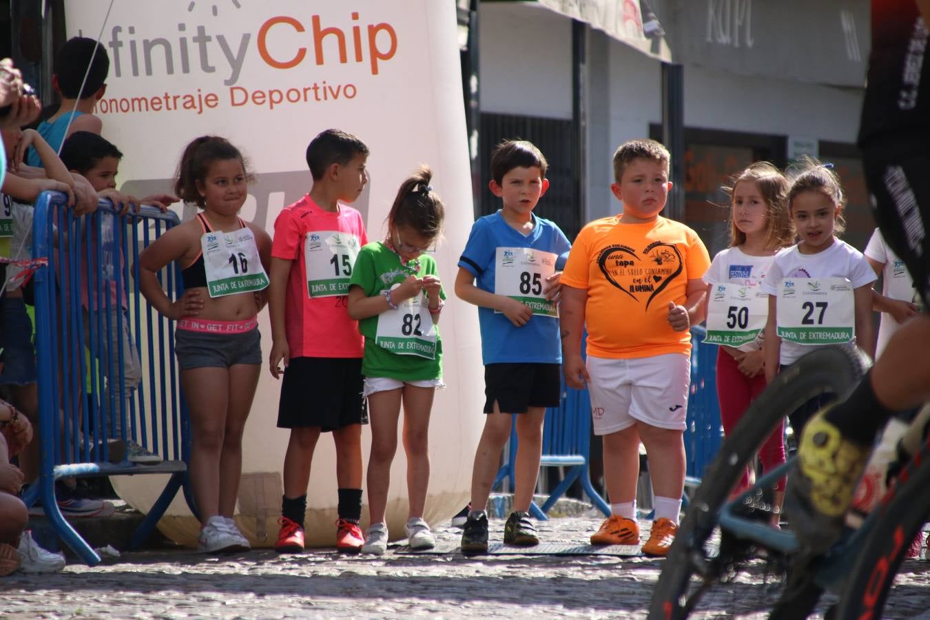 La Plaza de España de Jerez de los Caballeros acogió, ayer, la XXI Carrera Popular y VIII Caminata por la Salud y Solidaridad, organizada por la Concejalía de Juventud y Deportes del Ayuntamiento de Jerez con el apoyo del Programa de Dinamización Deportiva de la Mancomunidad Sierra Suroeste. Esta edición congregó a más de 250 participantes entre todas las categorías y se recaudaron 84 kilos de alimentos y 75 euros destinados a Cruz Roja en Jerez. La citada prueba se consagra, año tras año, como una de las citas deportivas ineludibles y más esperadas por los jerezanos y jerezanas. 