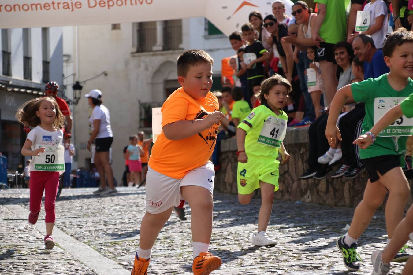 La Plaza de España de Jerez de los Caballeros acogió, ayer, la XXI Carrera Popular y VIII Caminata por la Salud y Solidaridad, organizada por la Concejalía de Juventud y Deportes del Ayuntamiento de Jerez con el apoyo del Programa de Dinamización Deportiva de la Mancomunidad Sierra Suroeste. Esta edición congregó a más de 250 participantes entre todas las categorías y se recaudaron 84 kilos de alimentos y 75 euros destinados a Cruz Roja en Jerez. La citada prueba se consagra, año tras año, como una de las citas deportivas ineludibles y más esperadas por los jerezanos y jerezanas. 