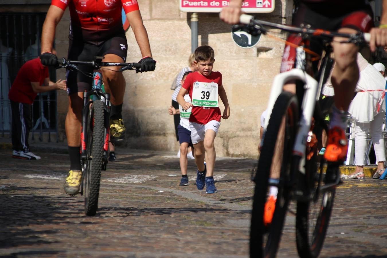 La Plaza de España de Jerez de los Caballeros acogió, ayer, la XXI Carrera Popular y VIII Caminata por la Salud y Solidaridad, organizada por la Concejalía de Juventud y Deportes del Ayuntamiento de Jerez con el apoyo del Programa de Dinamización Deportiva de la Mancomunidad Sierra Suroeste. Esta edición congregó a más de 250 participantes entre todas las categorías y se recaudaron 84 kilos de alimentos y 75 euros destinados a Cruz Roja en Jerez. La citada prueba se consagra, año tras año, como una de las citas deportivas ineludibles y más esperadas por los jerezanos y jerezanas. 