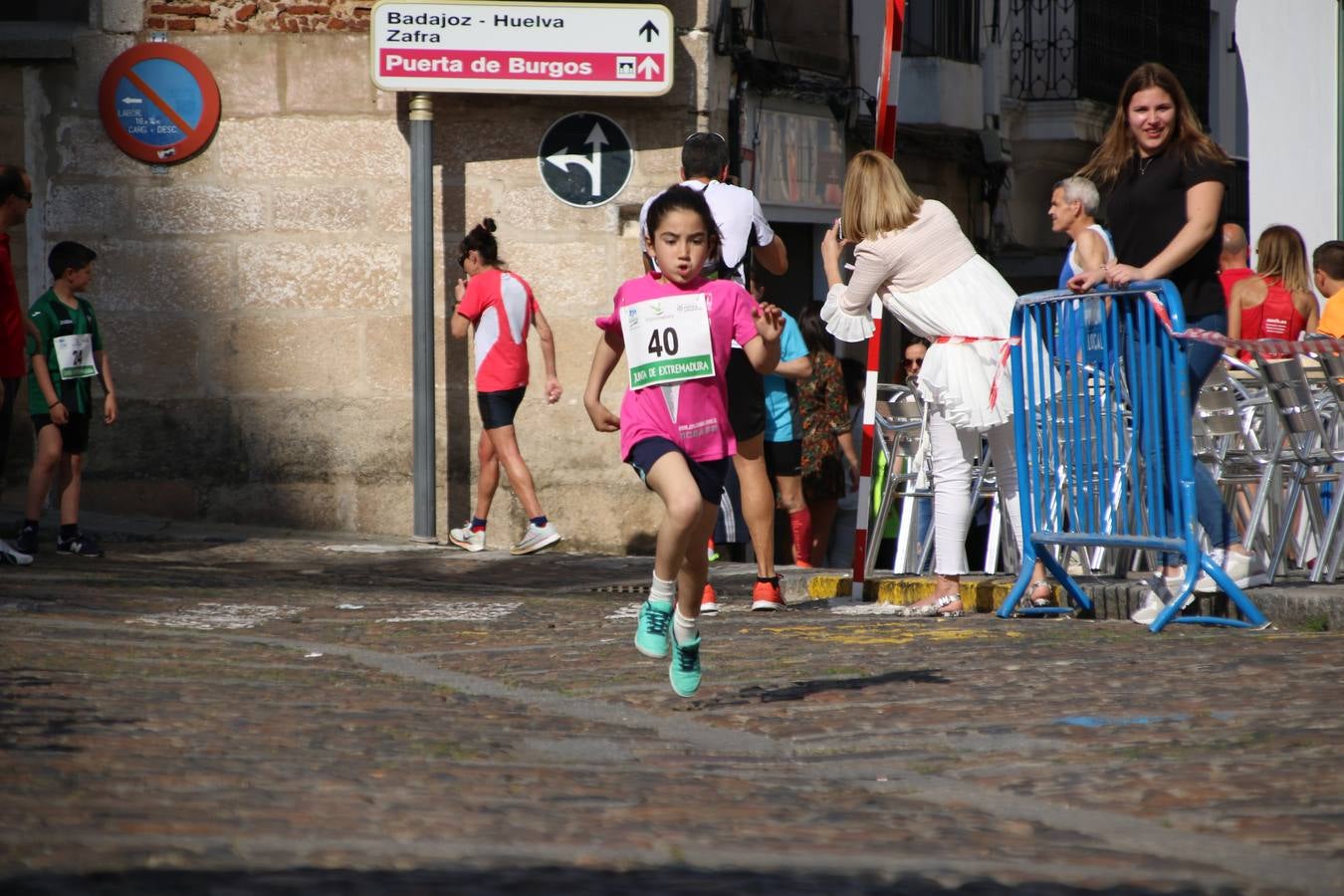 La Plaza de España de Jerez de los Caballeros acogió, ayer, la XXI Carrera Popular y VIII Caminata por la Salud y Solidaridad, organizada por la Concejalía de Juventud y Deportes del Ayuntamiento de Jerez con el apoyo del Programa de Dinamización Deportiva de la Mancomunidad Sierra Suroeste. Esta edición congregó a más de 250 participantes entre todas las categorías y se recaudaron 84 kilos de alimentos y 75 euros destinados a Cruz Roja en Jerez. La citada prueba se consagra, año tras año, como una de las citas deportivas ineludibles y más esperadas por los jerezanos y jerezanas. 