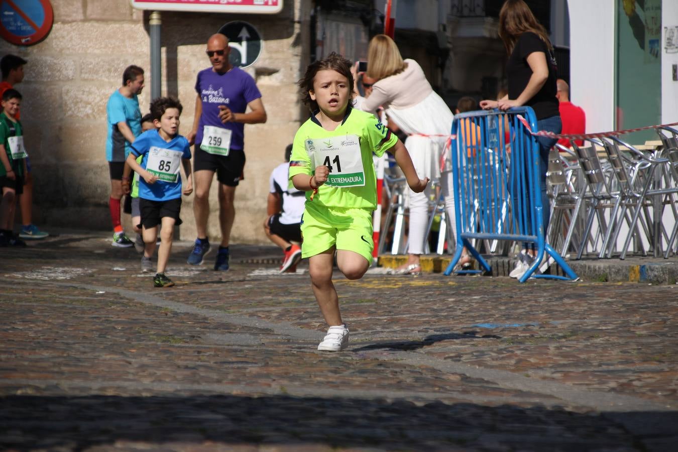 La Plaza de España de Jerez de los Caballeros acogió, ayer, la XXI Carrera Popular y VIII Caminata por la Salud y Solidaridad, organizada por la Concejalía de Juventud y Deportes del Ayuntamiento de Jerez con el apoyo del Programa de Dinamización Deportiva de la Mancomunidad Sierra Suroeste. Esta edición congregó a más de 250 participantes entre todas las categorías y se recaudaron 84 kilos de alimentos y 75 euros destinados a Cruz Roja en Jerez. La citada prueba se consagra, año tras año, como una de las citas deportivas ineludibles y más esperadas por los jerezanos y jerezanas. 