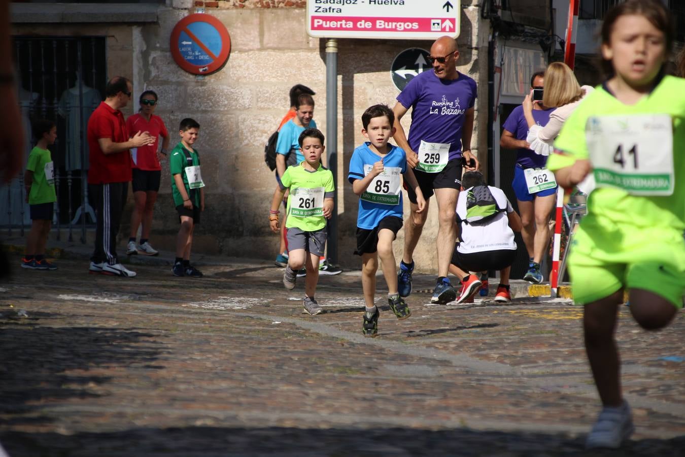 La Plaza de España de Jerez de los Caballeros acogió, ayer, la XXI Carrera Popular y VIII Caminata por la Salud y Solidaridad, organizada por la Concejalía de Juventud y Deportes del Ayuntamiento de Jerez con el apoyo del Programa de Dinamización Deportiva de la Mancomunidad Sierra Suroeste. Esta edición congregó a más de 250 participantes entre todas las categorías y se recaudaron 84 kilos de alimentos y 75 euros destinados a Cruz Roja en Jerez. La citada prueba se consagra, año tras año, como una de las citas deportivas ineludibles y más esperadas por los jerezanos y jerezanas. 