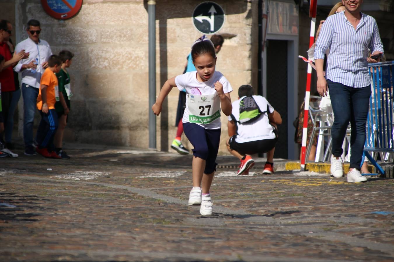La Plaza de España de Jerez de los Caballeros acogió, ayer, la XXI Carrera Popular y VIII Caminata por la Salud y Solidaridad, organizada por la Concejalía de Juventud y Deportes del Ayuntamiento de Jerez con el apoyo del Programa de Dinamización Deportiva de la Mancomunidad Sierra Suroeste. Esta edición congregó a más de 250 participantes entre todas las categorías y se recaudaron 84 kilos de alimentos y 75 euros destinados a Cruz Roja en Jerez. La citada prueba se consagra, año tras año, como una de las citas deportivas ineludibles y más esperadas por los jerezanos y jerezanas. 