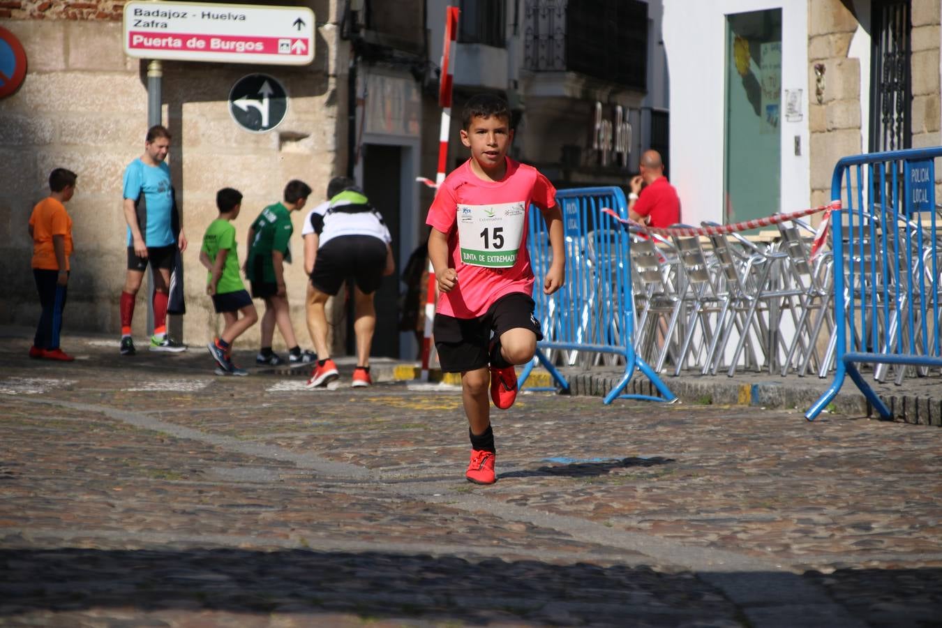 La Plaza de España de Jerez de los Caballeros acogió, ayer, la XXI Carrera Popular y VIII Caminata por la Salud y Solidaridad, organizada por la Concejalía de Juventud y Deportes del Ayuntamiento de Jerez con el apoyo del Programa de Dinamización Deportiva de la Mancomunidad Sierra Suroeste. Esta edición congregó a más de 250 participantes entre todas las categorías y se recaudaron 84 kilos de alimentos y 75 euros destinados a Cruz Roja en Jerez. La citada prueba se consagra, año tras año, como una de las citas deportivas ineludibles y más esperadas por los jerezanos y jerezanas. 