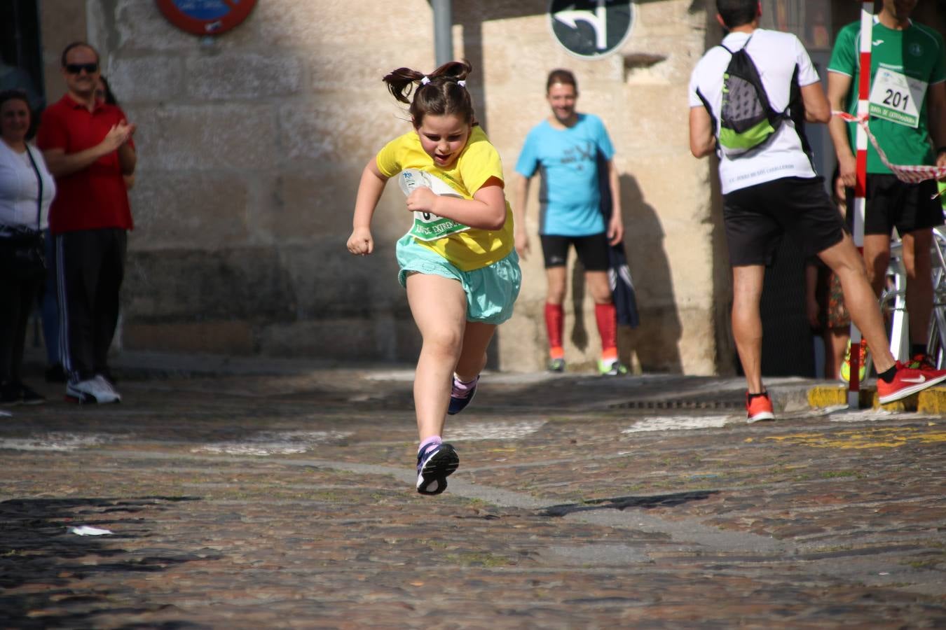 La Plaza de España de Jerez de los Caballeros acogió, ayer, la XXI Carrera Popular y VIII Caminata por la Salud y Solidaridad, organizada por la Concejalía de Juventud y Deportes del Ayuntamiento de Jerez con el apoyo del Programa de Dinamización Deportiva de la Mancomunidad Sierra Suroeste. Esta edición congregó a más de 250 participantes entre todas las categorías y se recaudaron 84 kilos de alimentos y 75 euros destinados a Cruz Roja en Jerez. La citada prueba se consagra, año tras año, como una de las citas deportivas ineludibles y más esperadas por los jerezanos y jerezanas. 