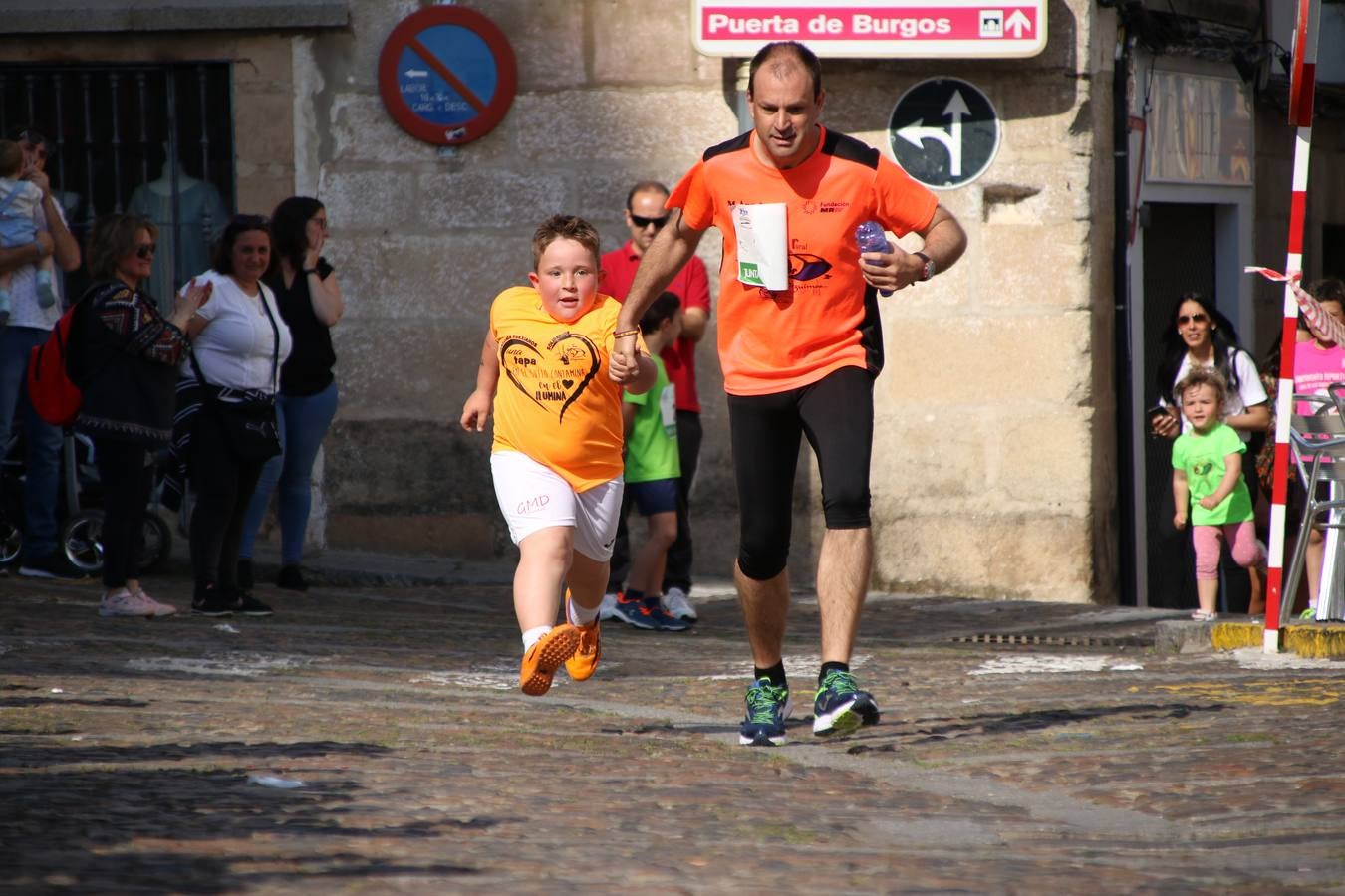 La Plaza de España de Jerez de los Caballeros acogió, ayer, la XXI Carrera Popular y VIII Caminata por la Salud y Solidaridad, organizada por la Concejalía de Juventud y Deportes del Ayuntamiento de Jerez con el apoyo del Programa de Dinamización Deportiva de la Mancomunidad Sierra Suroeste. Esta edición congregó a más de 250 participantes entre todas las categorías y se recaudaron 84 kilos de alimentos y 75 euros destinados a Cruz Roja en Jerez. La citada prueba se consagra, año tras año, como una de las citas deportivas ineludibles y más esperadas por los jerezanos y jerezanas. 