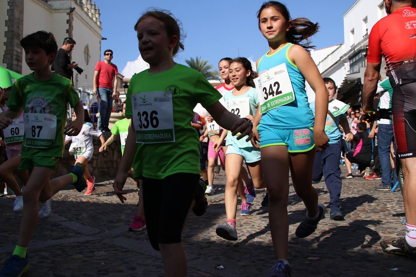 La Plaza de España de Jerez de los Caballeros acogió, ayer, la XXI Carrera Popular y VIII Caminata por la Salud y Solidaridad, organizada por la Concejalía de Juventud y Deportes del Ayuntamiento de Jerez con el apoyo del Programa de Dinamización Deportiva de la Mancomunidad Sierra Suroeste. Esta edición congregó a más de 250 participantes entre todas las categorías y se recaudaron 84 kilos de alimentos y 75 euros destinados a Cruz Roja en Jerez. La citada prueba se consagra, año tras año, como una de las citas deportivas ineludibles y más esperadas por los jerezanos y jerezanas. 