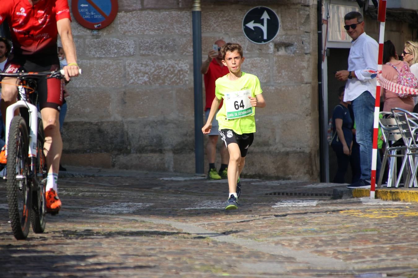 La Plaza de España de Jerez de los Caballeros acogió, ayer, la XXI Carrera Popular y VIII Caminata por la Salud y Solidaridad, organizada por la Concejalía de Juventud y Deportes del Ayuntamiento de Jerez con el apoyo del Programa de Dinamización Deportiva de la Mancomunidad Sierra Suroeste. Esta edición congregó a más de 250 participantes entre todas las categorías y se recaudaron 84 kilos de alimentos y 75 euros destinados a Cruz Roja en Jerez. La citada prueba se consagra, año tras año, como una de las citas deportivas ineludibles y más esperadas por los jerezanos y jerezanas. 