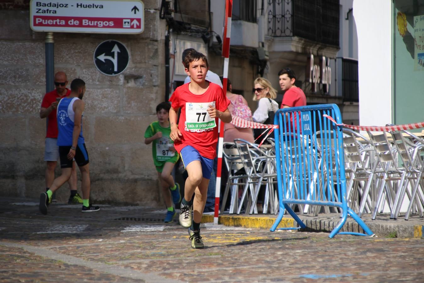 La Plaza de España de Jerez de los Caballeros acogió, ayer, la XXI Carrera Popular y VIII Caminata por la Salud y Solidaridad, organizada por la Concejalía de Juventud y Deportes del Ayuntamiento de Jerez con el apoyo del Programa de Dinamización Deportiva de la Mancomunidad Sierra Suroeste. Esta edición congregó a más de 250 participantes entre todas las categorías y se recaudaron 84 kilos de alimentos y 75 euros destinados a Cruz Roja en Jerez. La citada prueba se consagra, año tras año, como una de las citas deportivas ineludibles y más esperadas por los jerezanos y jerezanas. 