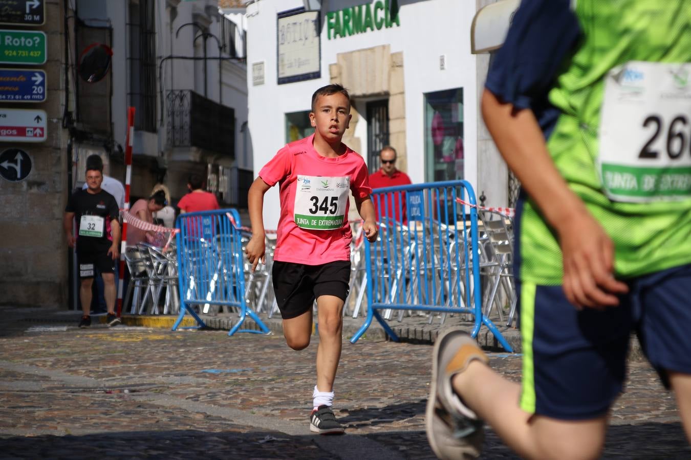 La Plaza de España de Jerez de los Caballeros acogió, ayer, la XXI Carrera Popular y VIII Caminata por la Salud y Solidaridad, organizada por la Concejalía de Juventud y Deportes del Ayuntamiento de Jerez con el apoyo del Programa de Dinamización Deportiva de la Mancomunidad Sierra Suroeste. Esta edición congregó a más de 250 participantes entre todas las categorías y se recaudaron 84 kilos de alimentos y 75 euros destinados a Cruz Roja en Jerez. La citada prueba se consagra, año tras año, como una de las citas deportivas ineludibles y más esperadas por los jerezanos y jerezanas. 