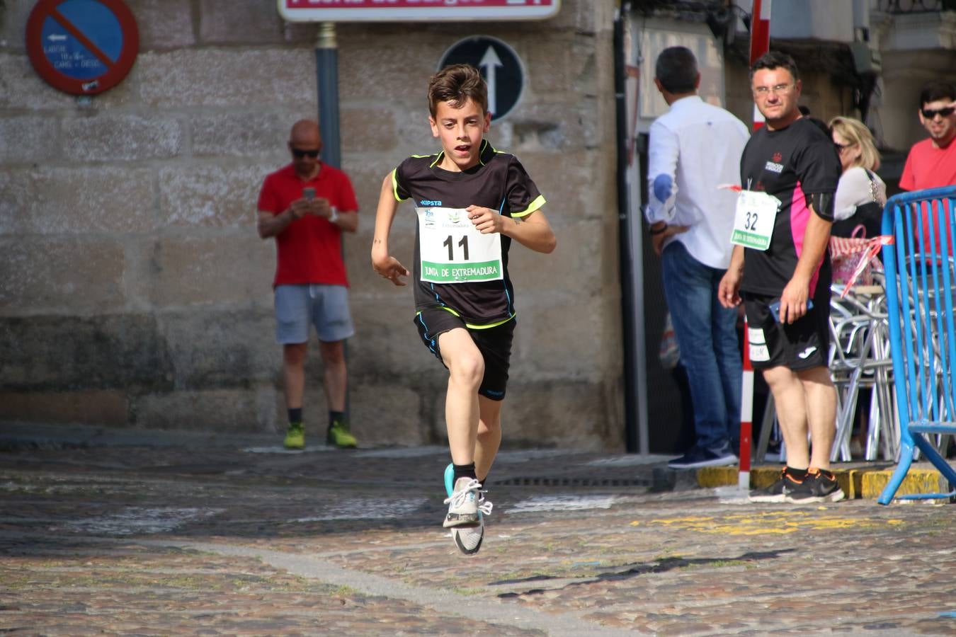 La Plaza de España de Jerez de los Caballeros acogió, ayer, la XXI Carrera Popular y VIII Caminata por la Salud y Solidaridad, organizada por la Concejalía de Juventud y Deportes del Ayuntamiento de Jerez con el apoyo del Programa de Dinamización Deportiva de la Mancomunidad Sierra Suroeste. Esta edición congregó a más de 250 participantes entre todas las categorías y se recaudaron 84 kilos de alimentos y 75 euros destinados a Cruz Roja en Jerez. La citada prueba se consagra, año tras año, como una de las citas deportivas ineludibles y más esperadas por los jerezanos y jerezanas. 