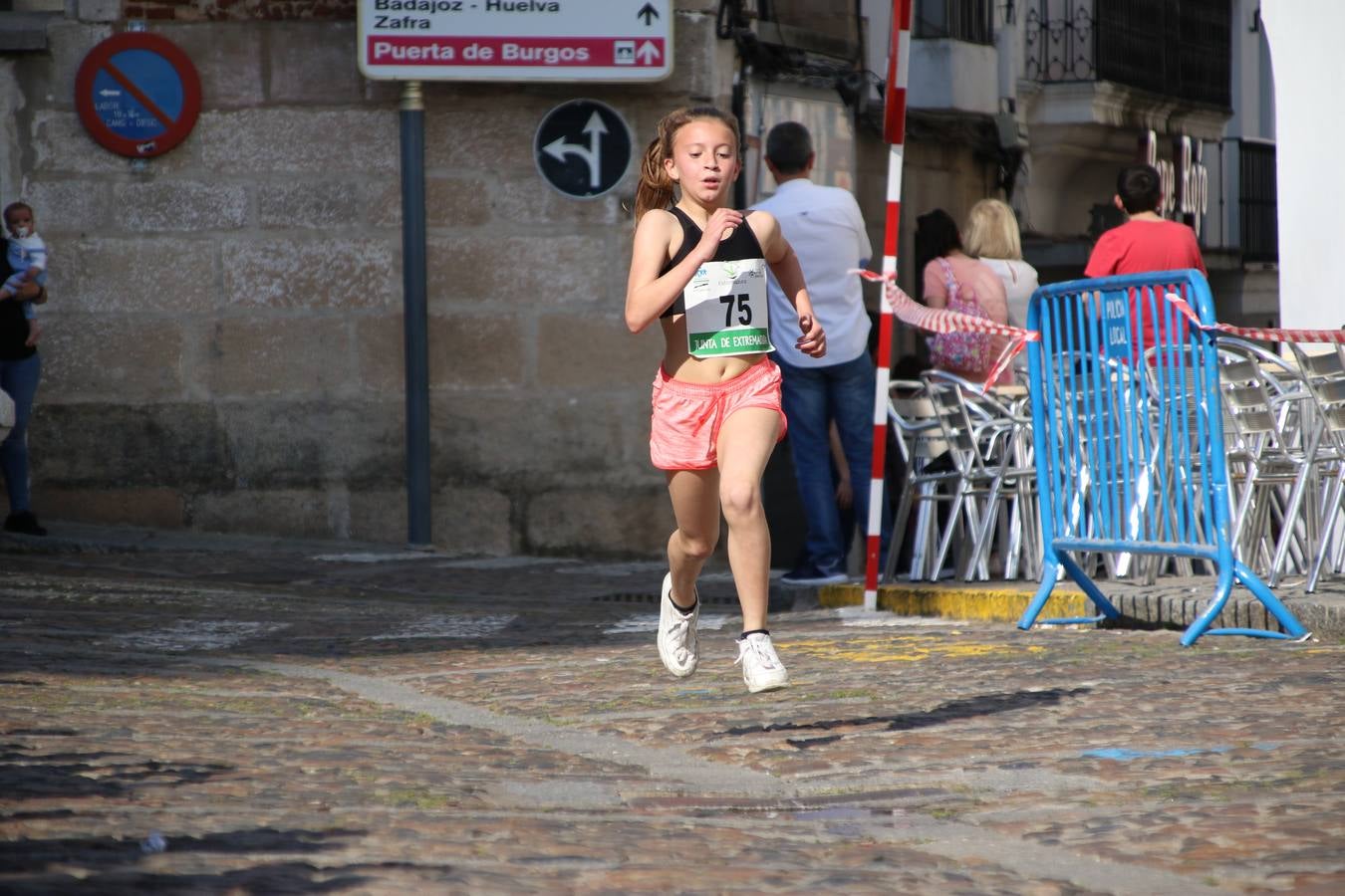 La Plaza de España de Jerez de los Caballeros acogió, ayer, la XXI Carrera Popular y VIII Caminata por la Salud y Solidaridad, organizada por la Concejalía de Juventud y Deportes del Ayuntamiento de Jerez con el apoyo del Programa de Dinamización Deportiva de la Mancomunidad Sierra Suroeste. Esta edición congregó a más de 250 participantes entre todas las categorías y se recaudaron 84 kilos de alimentos y 75 euros destinados a Cruz Roja en Jerez. La citada prueba se consagra, año tras año, como una de las citas deportivas ineludibles y más esperadas por los jerezanos y jerezanas. 
