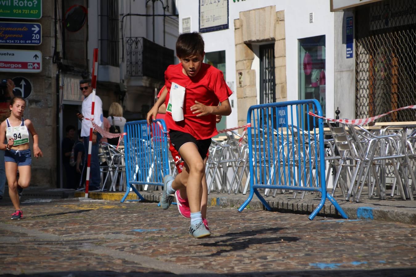 La Plaza de España de Jerez de los Caballeros acogió, ayer, la XXI Carrera Popular y VIII Caminata por la Salud y Solidaridad, organizada por la Concejalía de Juventud y Deportes del Ayuntamiento de Jerez con el apoyo del Programa de Dinamización Deportiva de la Mancomunidad Sierra Suroeste. Esta edición congregó a más de 250 participantes entre todas las categorías y se recaudaron 84 kilos de alimentos y 75 euros destinados a Cruz Roja en Jerez. La citada prueba se consagra, año tras año, como una de las citas deportivas ineludibles y más esperadas por los jerezanos y jerezanas. 