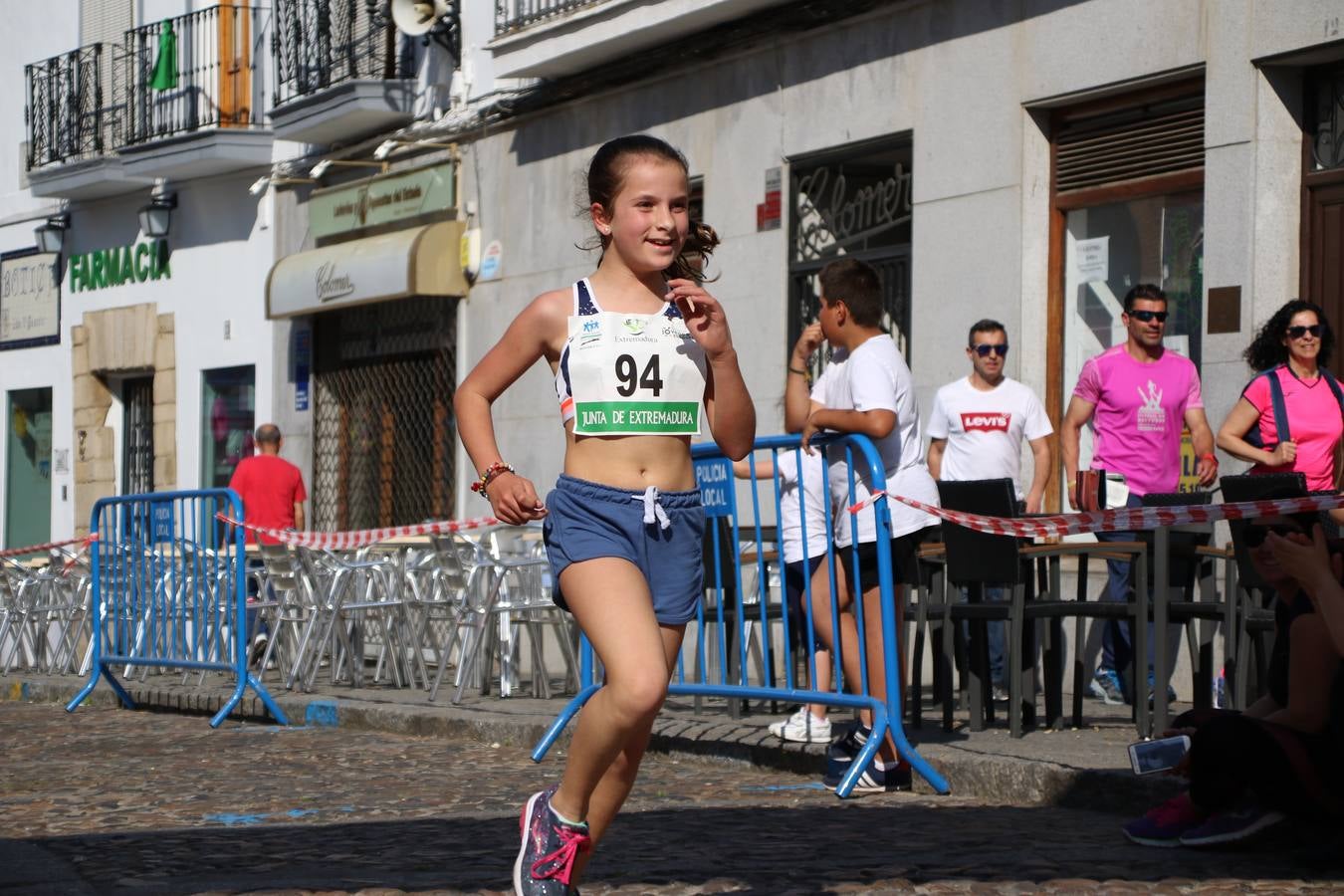 La Plaza de España de Jerez de los Caballeros acogió, ayer, la XXI Carrera Popular y VIII Caminata por la Salud y Solidaridad, organizada por la Concejalía de Juventud y Deportes del Ayuntamiento de Jerez con el apoyo del Programa de Dinamización Deportiva de la Mancomunidad Sierra Suroeste. Esta edición congregó a más de 250 participantes entre todas las categorías y se recaudaron 84 kilos de alimentos y 75 euros destinados a Cruz Roja en Jerez. La citada prueba se consagra, año tras año, como una de las citas deportivas ineludibles y más esperadas por los jerezanos y jerezanas. 