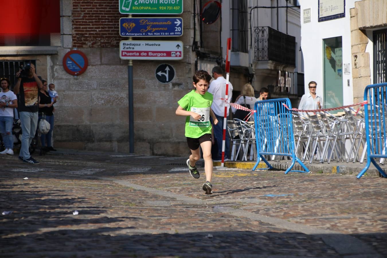 La Plaza de España de Jerez de los Caballeros acogió, ayer, la XXI Carrera Popular y VIII Caminata por la Salud y Solidaridad, organizada por la Concejalía de Juventud y Deportes del Ayuntamiento de Jerez con el apoyo del Programa de Dinamización Deportiva de la Mancomunidad Sierra Suroeste. Esta edición congregó a más de 250 participantes entre todas las categorías y se recaudaron 84 kilos de alimentos y 75 euros destinados a Cruz Roja en Jerez. La citada prueba se consagra, año tras año, como una de las citas deportivas ineludibles y más esperadas por los jerezanos y jerezanas. 