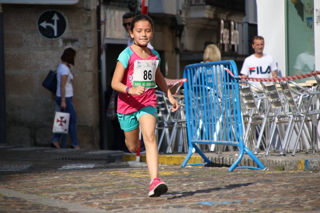 La Plaza de España de Jerez de los Caballeros acogió, ayer, la XXI Carrera Popular y VIII Caminata por la Salud y Solidaridad, organizada por la Concejalía de Juventud y Deportes del Ayuntamiento de Jerez con el apoyo del Programa de Dinamización Deportiva de la Mancomunidad Sierra Suroeste. Esta edición congregó a más de 250 participantes entre todas las categorías y se recaudaron 84 kilos de alimentos y 75 euros destinados a Cruz Roja en Jerez. La citada prueba se consagra, año tras año, como una de las citas deportivas ineludibles y más esperadas por los jerezanos y jerezanas. 