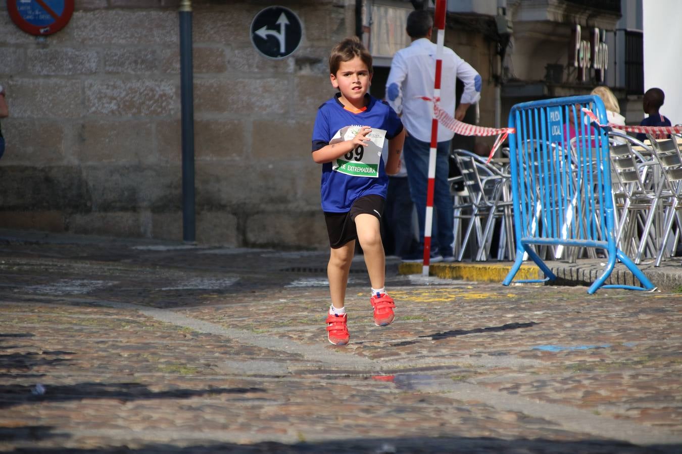 La Plaza de España de Jerez de los Caballeros acogió, ayer, la XXI Carrera Popular y VIII Caminata por la Salud y Solidaridad, organizada por la Concejalía de Juventud y Deportes del Ayuntamiento de Jerez con el apoyo del Programa de Dinamización Deportiva de la Mancomunidad Sierra Suroeste. Esta edición congregó a más de 250 participantes entre todas las categorías y se recaudaron 84 kilos de alimentos y 75 euros destinados a Cruz Roja en Jerez. La citada prueba se consagra, año tras año, como una de las citas deportivas ineludibles y más esperadas por los jerezanos y jerezanas. 