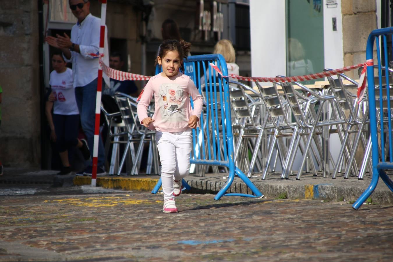 La Plaza de España de Jerez de los Caballeros acogió, ayer, la XXI Carrera Popular y VIII Caminata por la Salud y Solidaridad, organizada por la Concejalía de Juventud y Deportes del Ayuntamiento de Jerez con el apoyo del Programa de Dinamización Deportiva de la Mancomunidad Sierra Suroeste. Esta edición congregó a más de 250 participantes entre todas las categorías y se recaudaron 84 kilos de alimentos y 75 euros destinados a Cruz Roja en Jerez. La citada prueba se consagra, año tras año, como una de las citas deportivas ineludibles y más esperadas por los jerezanos y jerezanas. 