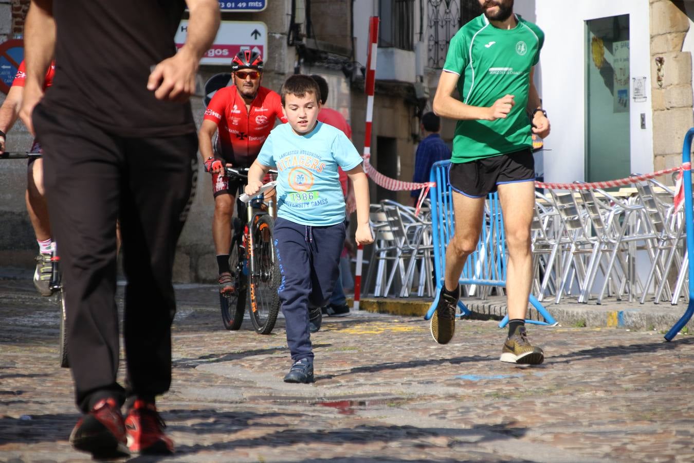 La Plaza de España de Jerez de los Caballeros acogió, ayer, la XXI Carrera Popular y VIII Caminata por la Salud y Solidaridad, organizada por la Concejalía de Juventud y Deportes del Ayuntamiento de Jerez con el apoyo del Programa de Dinamización Deportiva de la Mancomunidad Sierra Suroeste. Esta edición congregó a más de 250 participantes entre todas las categorías y se recaudaron 84 kilos de alimentos y 75 euros destinados a Cruz Roja en Jerez. La citada prueba se consagra, año tras año, como una de las citas deportivas ineludibles y más esperadas por los jerezanos y jerezanas. 