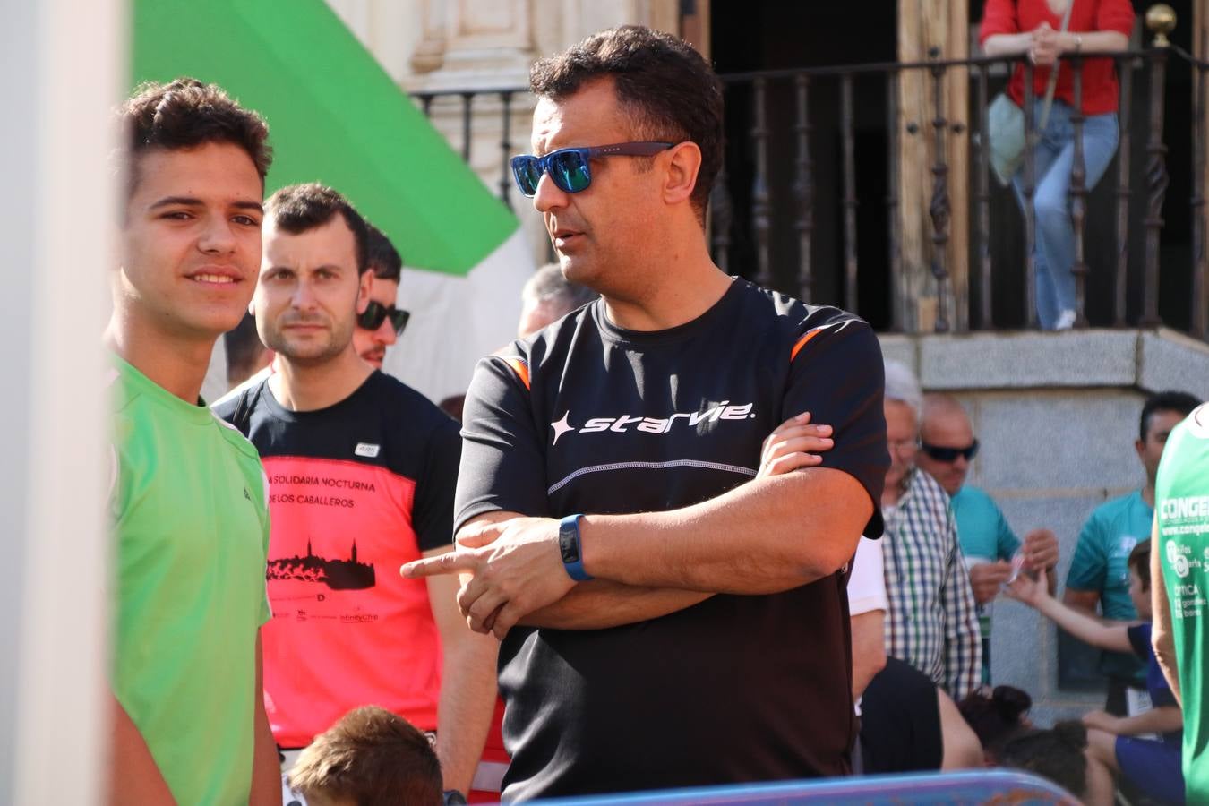 La Plaza de España de Jerez de los Caballeros acogió, ayer, la XXI Carrera Popular y VIII Caminata por la Salud y Solidaridad, organizada por la Concejalía de Juventud y Deportes del Ayuntamiento de Jerez con el apoyo del Programa de Dinamización Deportiva de la Mancomunidad Sierra Suroeste. Esta edición congregó a más de 250 participantes entre todas las categorías y se recaudaron 84 kilos de alimentos y 75 euros destinados a Cruz Roja en Jerez. La citada prueba se consagra, año tras año, como una de las citas deportivas ineludibles y más esperadas por los jerezanos y jerezanas. 
