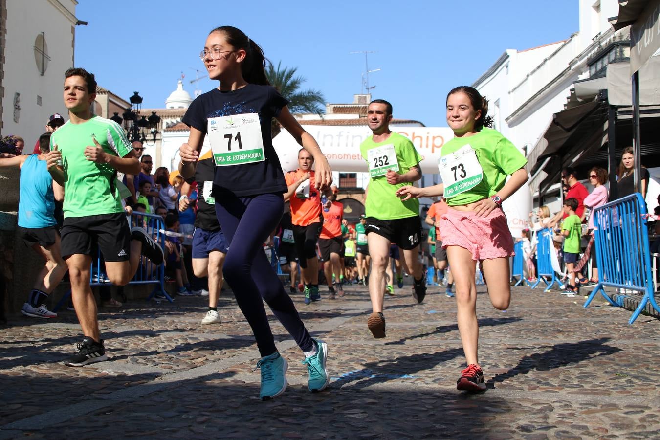 La Plaza de España de Jerez de los Caballeros acogió, ayer, la XXI Carrera Popular y VIII Caminata por la Salud y Solidaridad, organizada por la Concejalía de Juventud y Deportes del Ayuntamiento de Jerez con el apoyo del Programa de Dinamización Deportiva de la Mancomunidad Sierra Suroeste. Esta edición congregó a más de 250 participantes entre todas las categorías y se recaudaron 84 kilos de alimentos y 75 euros destinados a Cruz Roja en Jerez. La citada prueba se consagra, año tras año, como una de las citas deportivas ineludibles y más esperadas por los jerezanos y jerezanas. 