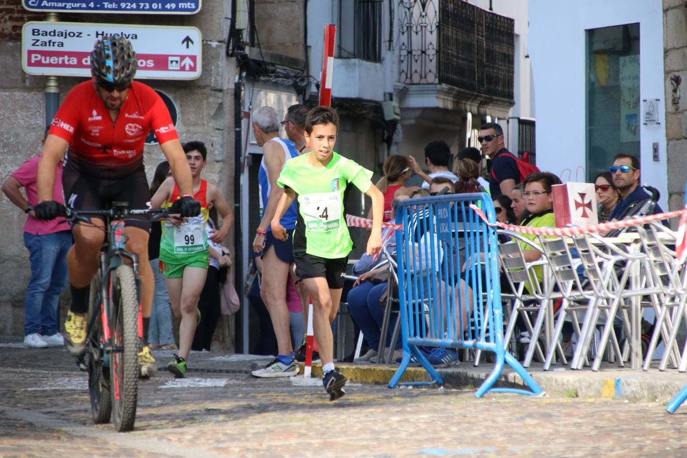 La Plaza de España de Jerez de los Caballeros acogió, ayer, la XXI Carrera Popular y VIII Caminata por la Salud y Solidaridad, organizada por la Concejalía de Juventud y Deportes del Ayuntamiento de Jerez con el apoyo del Programa de Dinamización Deportiva de la Mancomunidad Sierra Suroeste. Esta edición congregó a más de 250 participantes entre todas las categorías y se recaudaron 84 kilos de alimentos y 75 euros destinados a Cruz Roja en Jerez. La citada prueba se consagra, año tras año, como una de las citas deportivas ineludibles y más esperadas por los jerezanos y jerezanas. 