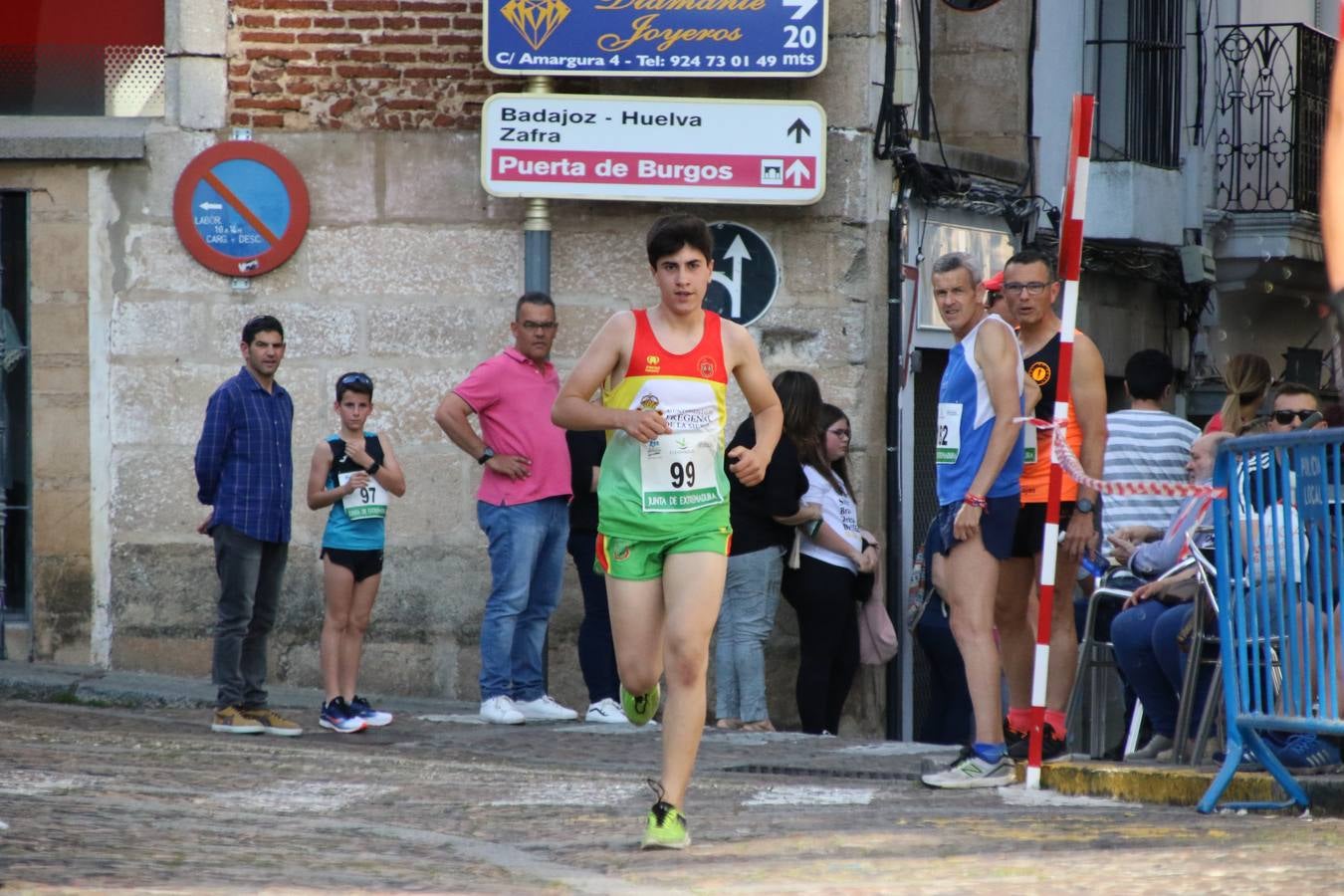 La Plaza de España de Jerez de los Caballeros acogió, ayer, la XXI Carrera Popular y VIII Caminata por la Salud y Solidaridad, organizada por la Concejalía de Juventud y Deportes del Ayuntamiento de Jerez con el apoyo del Programa de Dinamización Deportiva de la Mancomunidad Sierra Suroeste. Esta edición congregó a más de 250 participantes entre todas las categorías y se recaudaron 84 kilos de alimentos y 75 euros destinados a Cruz Roja en Jerez. La citada prueba se consagra, año tras año, como una de las citas deportivas ineludibles y más esperadas por los jerezanos y jerezanas. 