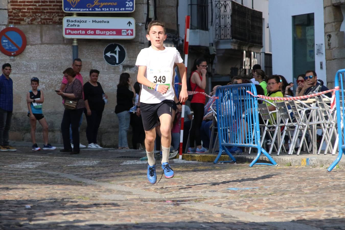 La Plaza de España de Jerez de los Caballeros acogió, ayer, la XXI Carrera Popular y VIII Caminata por la Salud y Solidaridad, organizada por la Concejalía de Juventud y Deportes del Ayuntamiento de Jerez con el apoyo del Programa de Dinamización Deportiva de la Mancomunidad Sierra Suroeste. Esta edición congregó a más de 250 participantes entre todas las categorías y se recaudaron 84 kilos de alimentos y 75 euros destinados a Cruz Roja en Jerez. La citada prueba se consagra, año tras año, como una de las citas deportivas ineludibles y más esperadas por los jerezanos y jerezanas. 