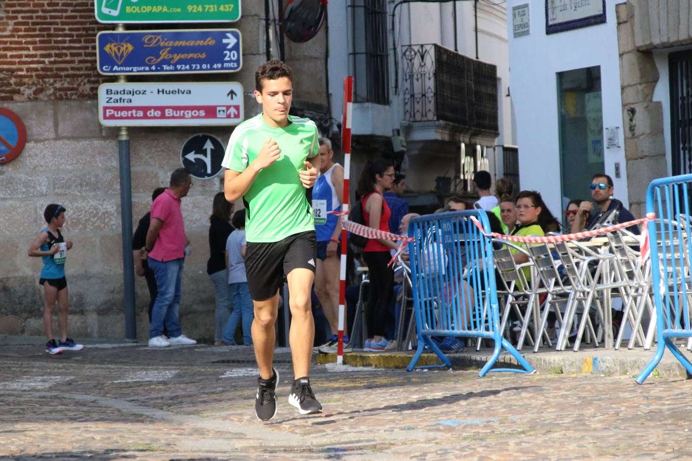 La Plaza de España de Jerez de los Caballeros acogió, ayer, la XXI Carrera Popular y VIII Caminata por la Salud y Solidaridad, organizada por la Concejalía de Juventud y Deportes del Ayuntamiento de Jerez con el apoyo del Programa de Dinamización Deportiva de la Mancomunidad Sierra Suroeste. Esta edición congregó a más de 250 participantes entre todas las categorías y se recaudaron 84 kilos de alimentos y 75 euros destinados a Cruz Roja en Jerez. La citada prueba se consagra, año tras año, como una de las citas deportivas ineludibles y más esperadas por los jerezanos y jerezanas. 