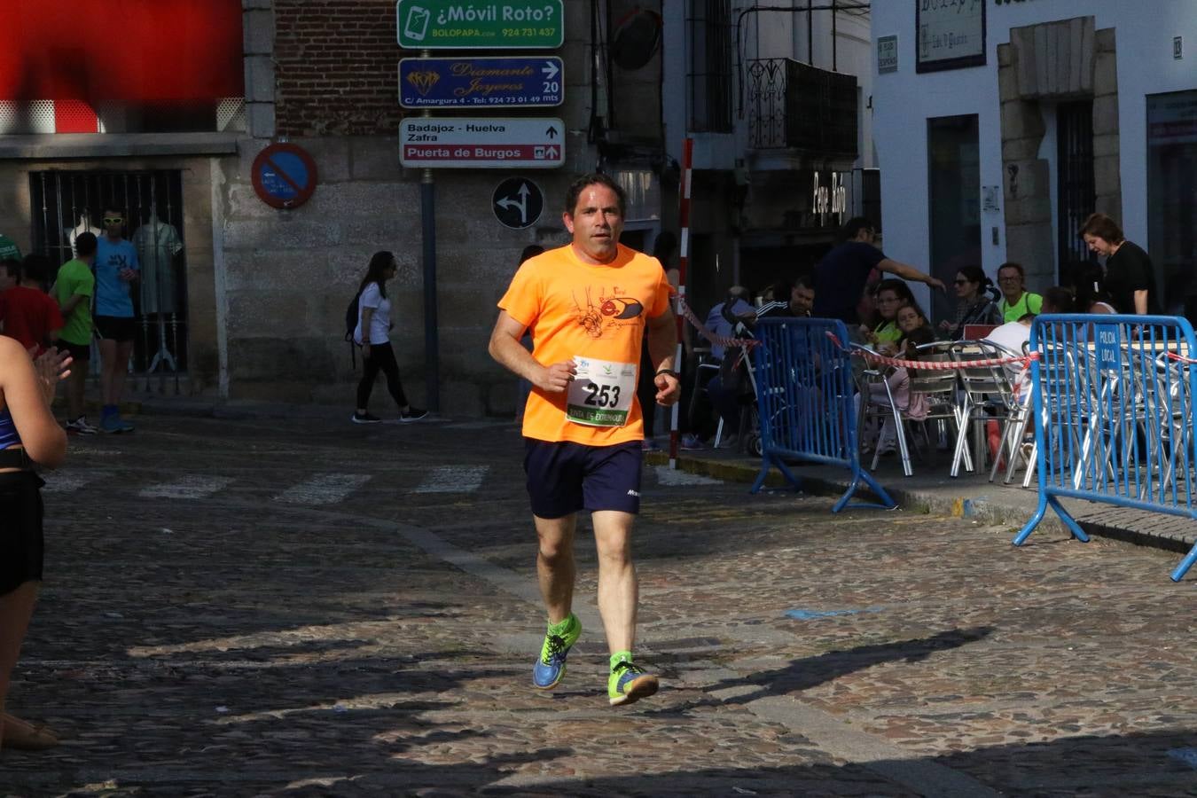 La Plaza de España de Jerez de los Caballeros acogió, ayer, la XXI Carrera Popular y VIII Caminata por la Salud y Solidaridad, organizada por la Concejalía de Juventud y Deportes del Ayuntamiento de Jerez con el apoyo del Programa de Dinamización Deportiva de la Mancomunidad Sierra Suroeste. Esta edición congregó a más de 250 participantes entre todas las categorías y se recaudaron 84 kilos de alimentos y 75 euros destinados a Cruz Roja en Jerez. La citada prueba se consagra, año tras año, como una de las citas deportivas ineludibles y más esperadas por los jerezanos y jerezanas. 