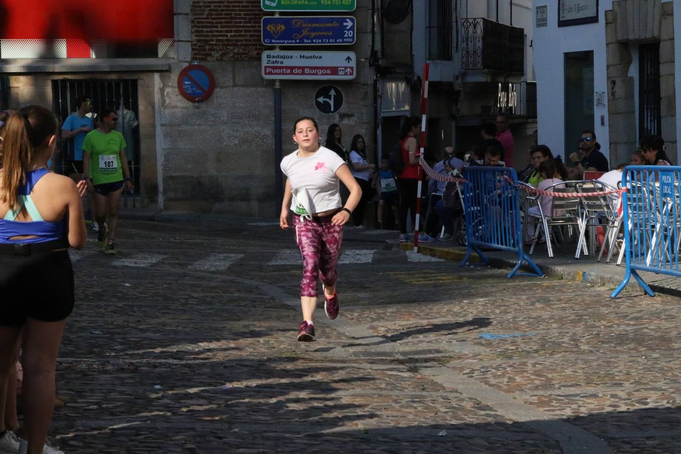 La Plaza de España de Jerez de los Caballeros acogió, ayer, la XXI Carrera Popular y VIII Caminata por la Salud y Solidaridad, organizada por la Concejalía de Juventud y Deportes del Ayuntamiento de Jerez con el apoyo del Programa de Dinamización Deportiva de la Mancomunidad Sierra Suroeste. Esta edición congregó a más de 250 participantes entre todas las categorías y se recaudaron 84 kilos de alimentos y 75 euros destinados a Cruz Roja en Jerez. La citada prueba se consagra, año tras año, como una de las citas deportivas ineludibles y más esperadas por los jerezanos y jerezanas. 