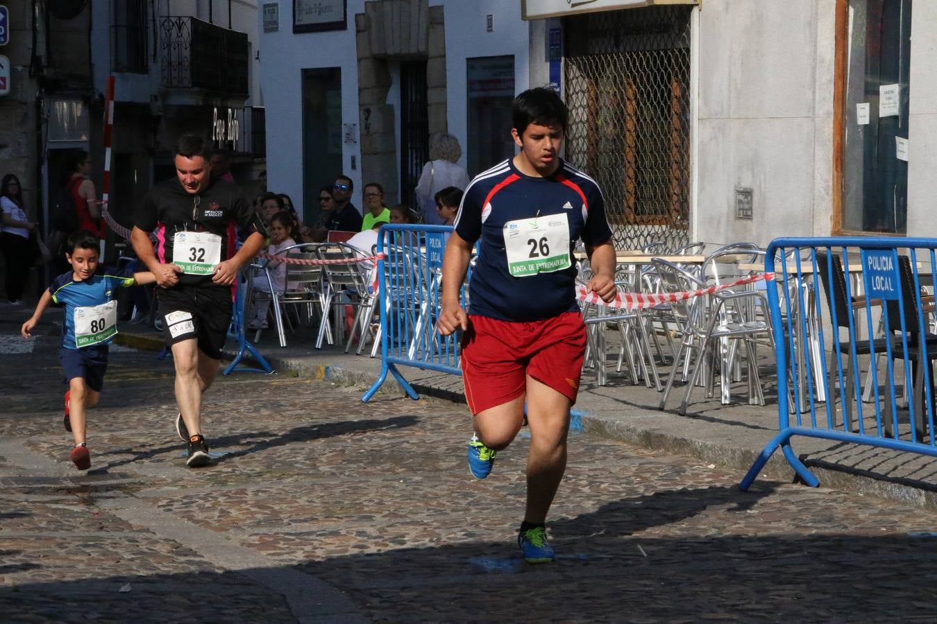 La Plaza de España de Jerez de los Caballeros acogió, ayer, la XXI Carrera Popular y VIII Caminata por la Salud y Solidaridad, organizada por la Concejalía de Juventud y Deportes del Ayuntamiento de Jerez con el apoyo del Programa de Dinamización Deportiva de la Mancomunidad Sierra Suroeste. Esta edición congregó a más de 250 participantes entre todas las categorías y se recaudaron 84 kilos de alimentos y 75 euros destinados a Cruz Roja en Jerez. La citada prueba se consagra, año tras año, como una de las citas deportivas ineludibles y más esperadas por los jerezanos y jerezanas. 